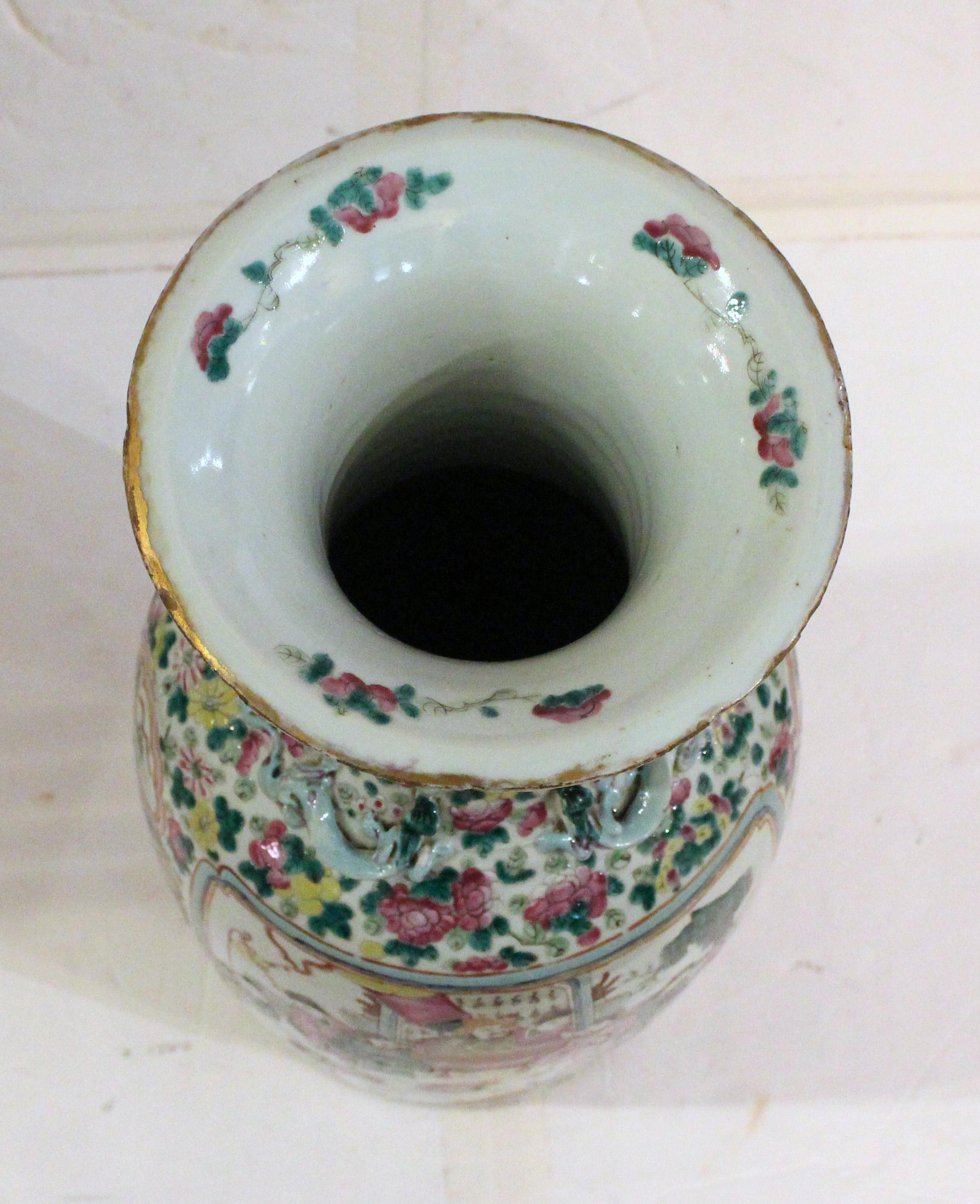 Esportazione cinese Late 19th Century Chinese Export Porcelain Vase in vendita