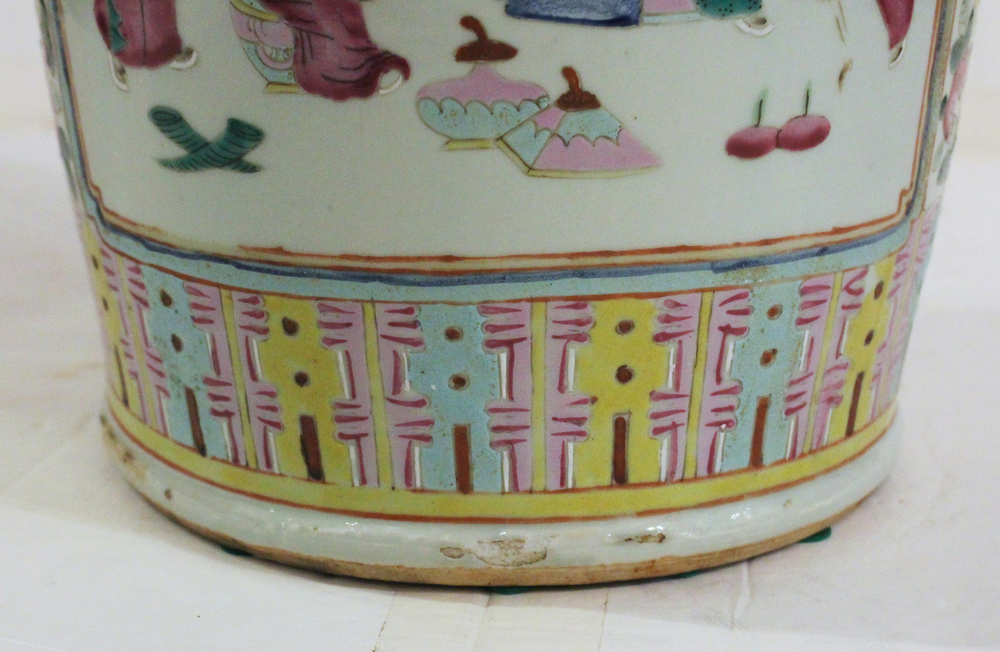 Cinese Late 19th Century Chinese Export Porcelain Vase in vendita