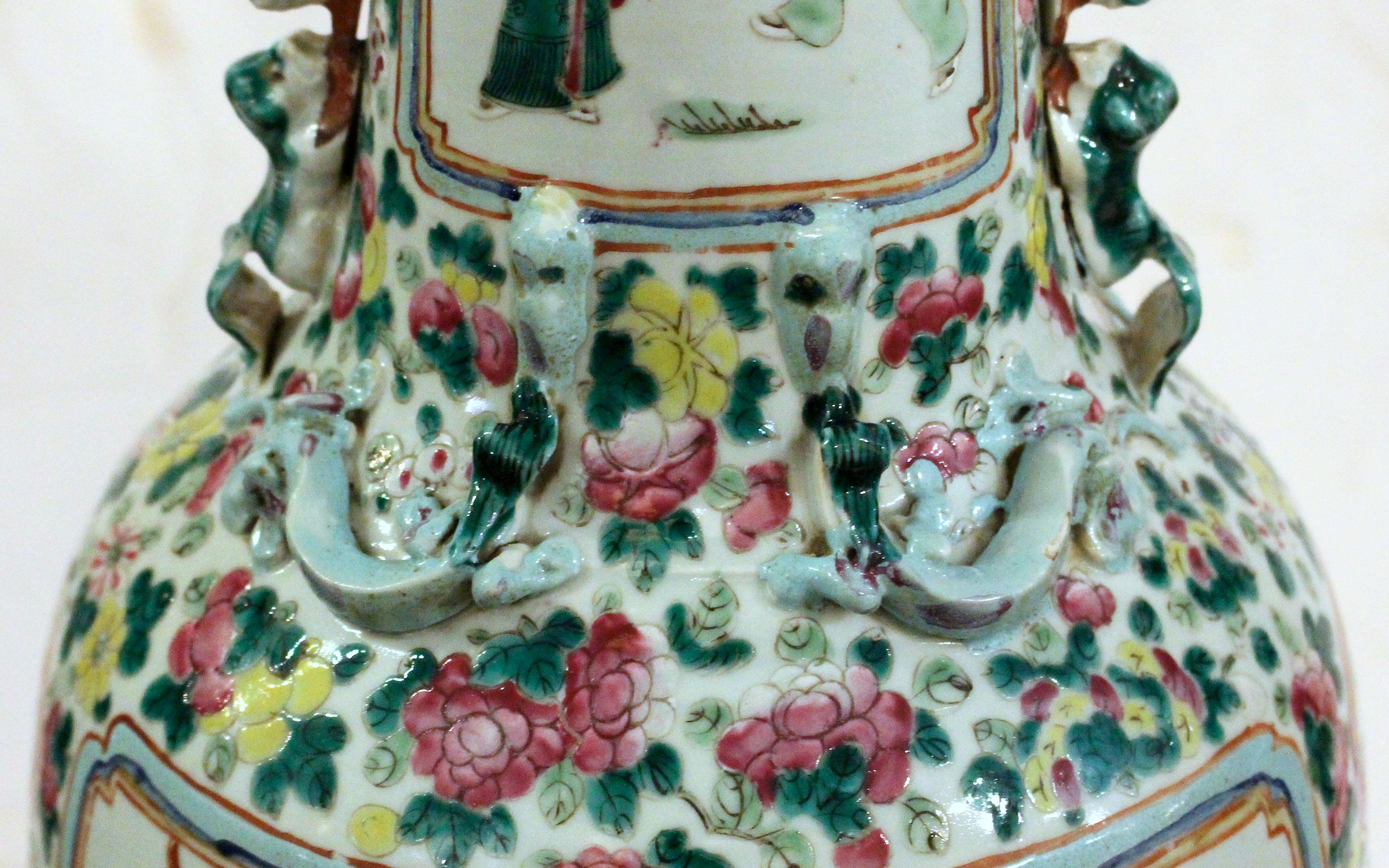 XIX secolo Late 19th Century Chinese Export Porcelain Vase in vendita