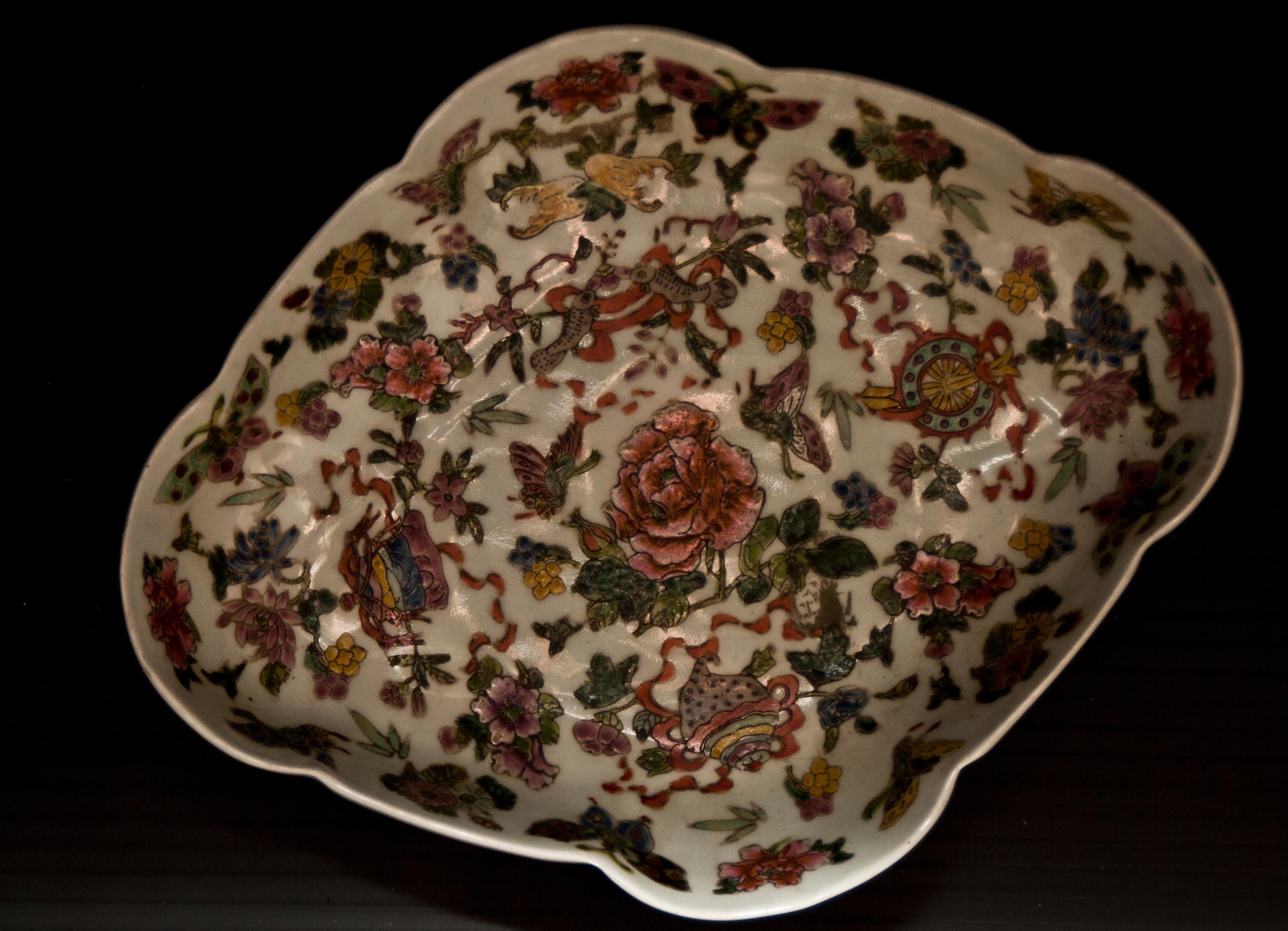Porcelain Late 19th Century Chinese Fruit Bowl For Sale