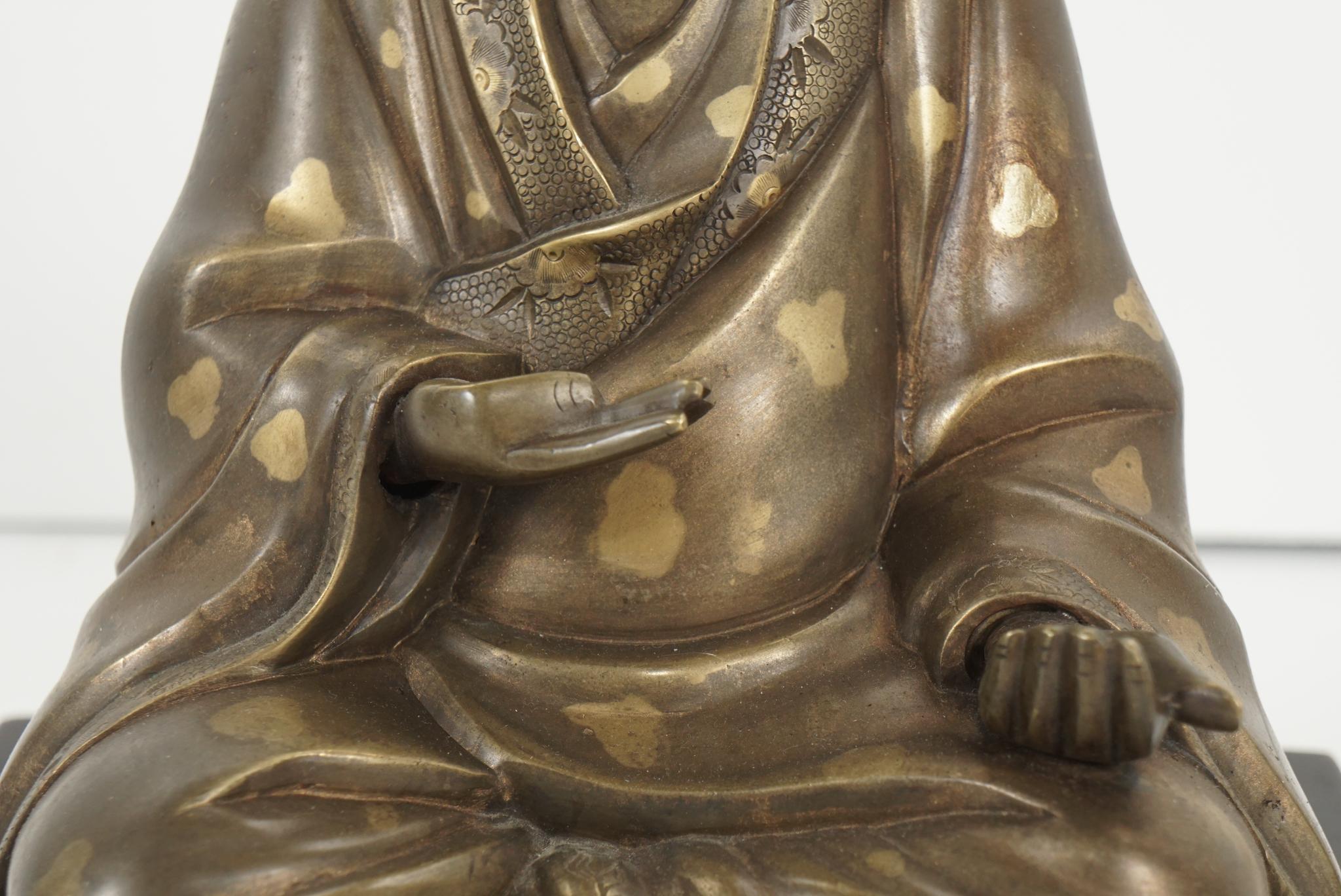 Bronze Figure de Bouddha en bronze coulé à la mouche d'or de la fin du XIXe siècle en vente