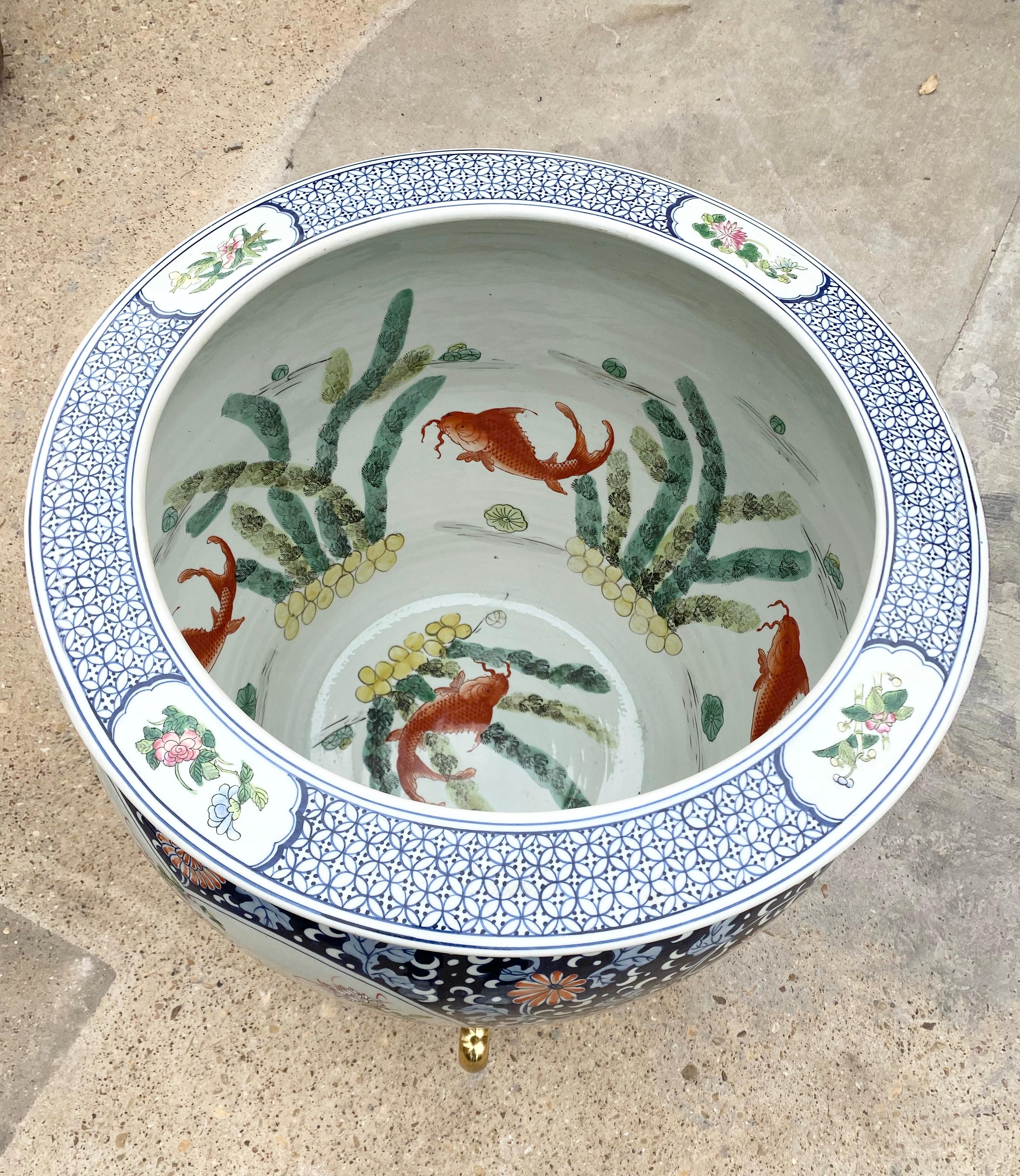 Chinese 19th century hand painted and fully glazed Chinese porcelain fishbowl planter, in excellent condition. Comes with stand. 

Measurements: 22