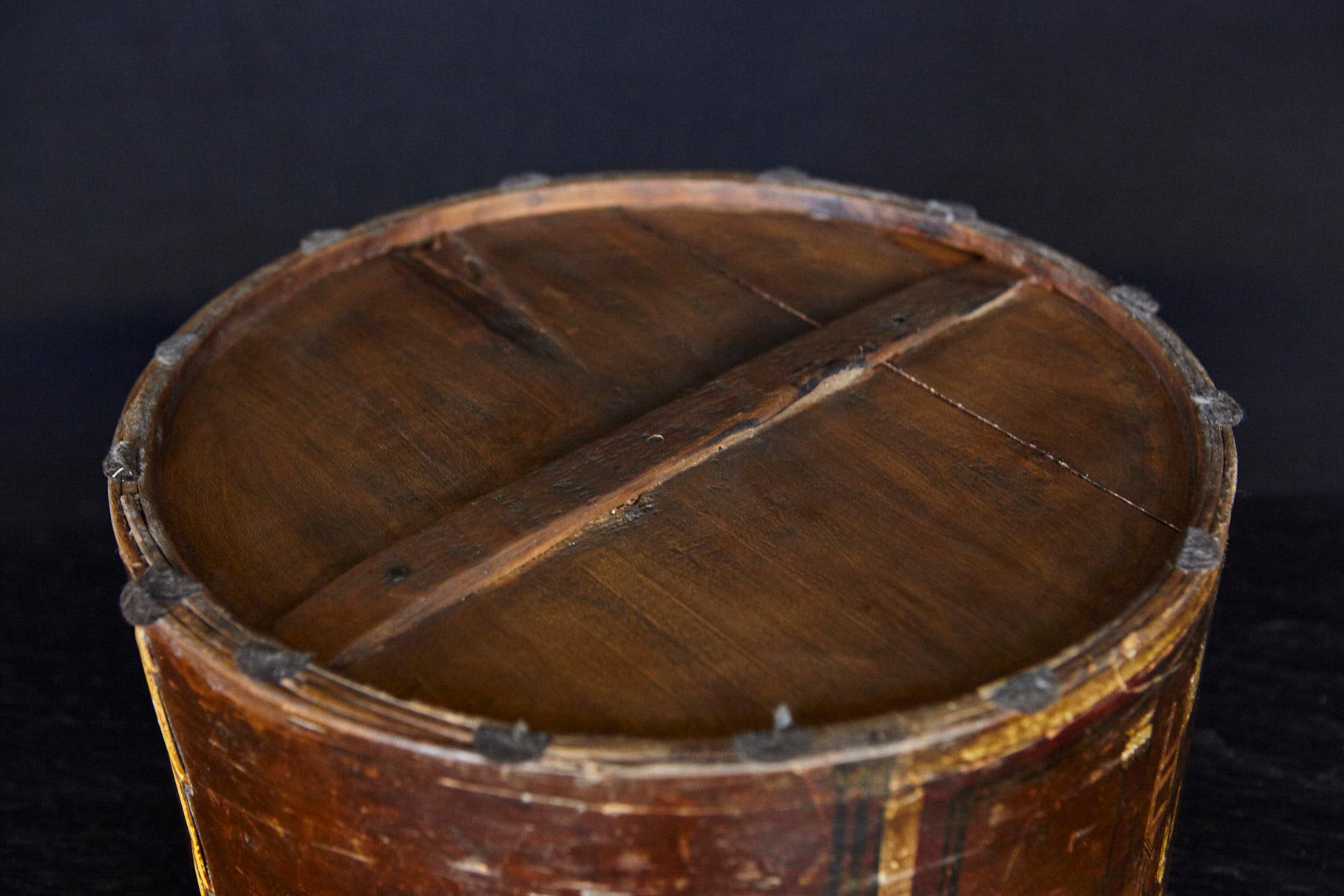 Late 19th Century Chinese Hand-Painted Round Wooden Hat Box In Good Condition In Pau, FR
