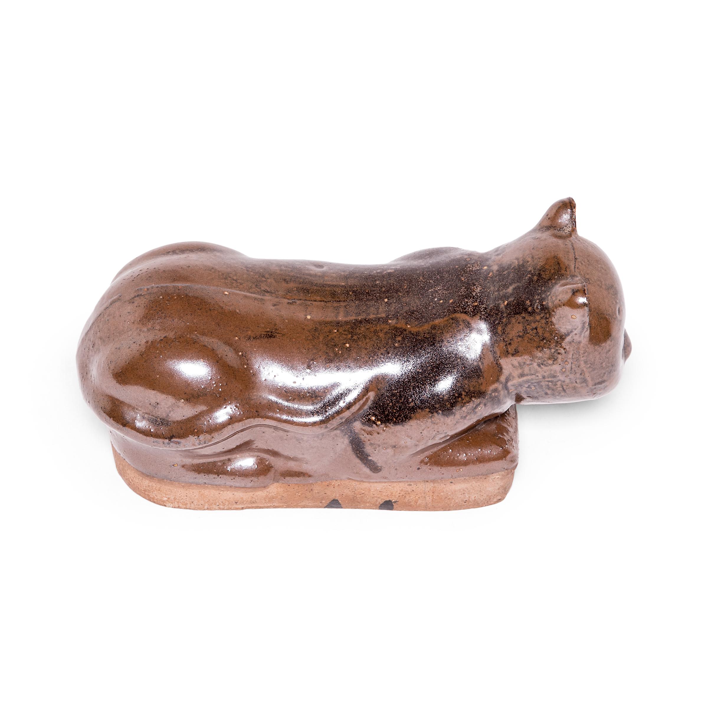 Late 19th Century Chinese Mottled Brown Cat Headrest In Good Condition In Chicago, IL