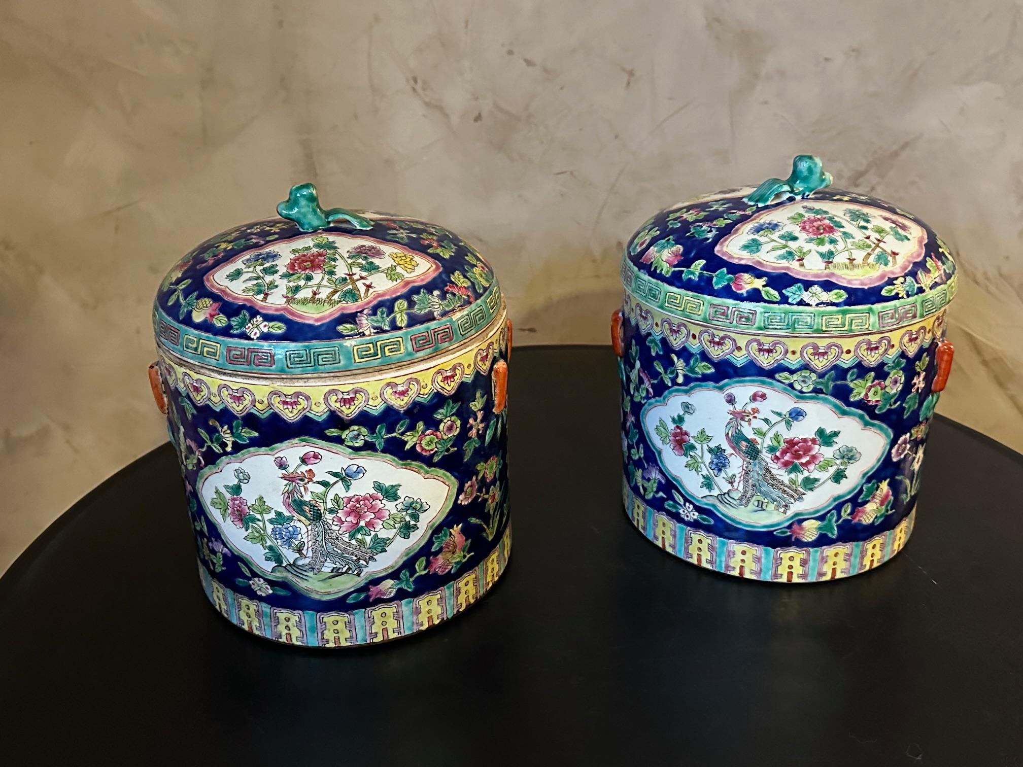 Pair of Chinese Ginger jars dating from the end of the 19th century.
Lids with phô dogs as handles. Decorated with colorful birds and flowers.
Very elegant and delicate.
Red stamp below.
Superb quality and very good condition.
​