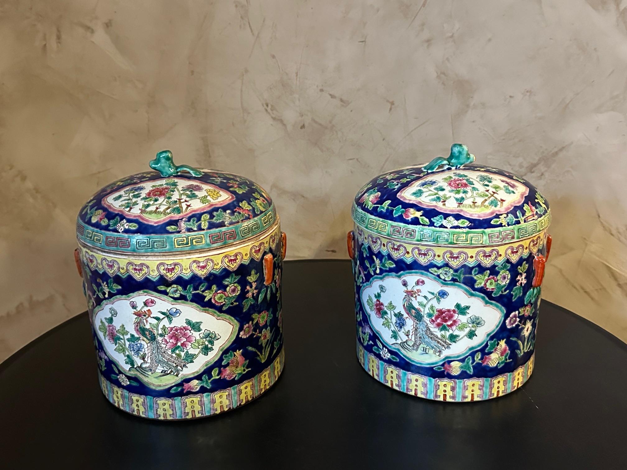 Late 19th century Chinese Pair of Ceramic Ginger pots, 1890s In Good Condition For Sale In LEGNY, FR