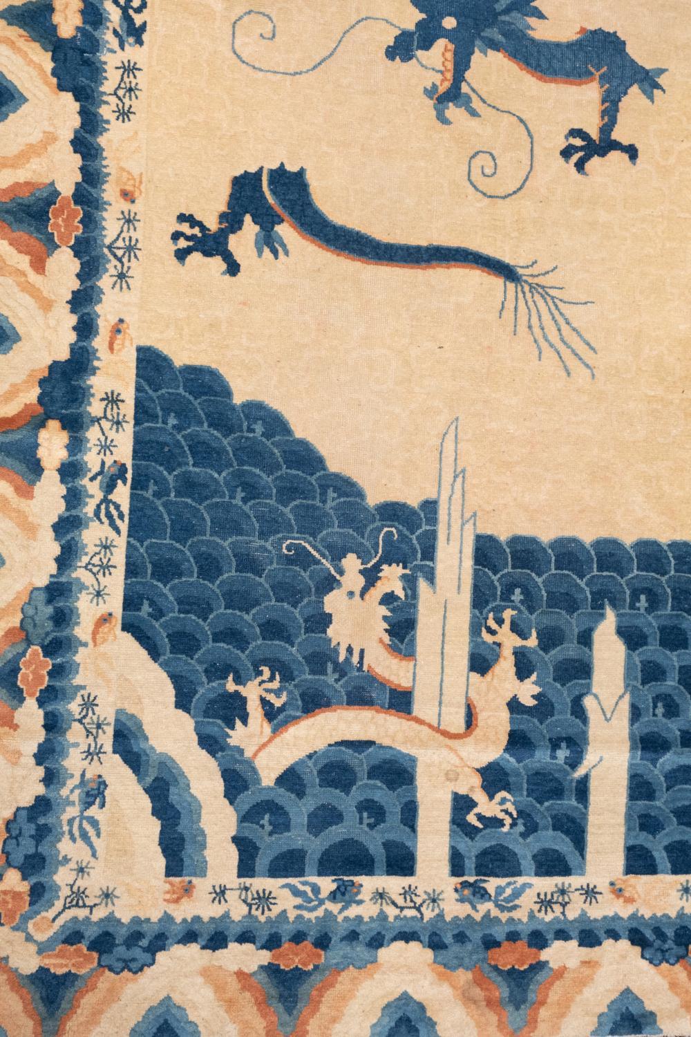Chinois Tapis chinois de la fin du 19e siècle avec dragon de Pékin en vente