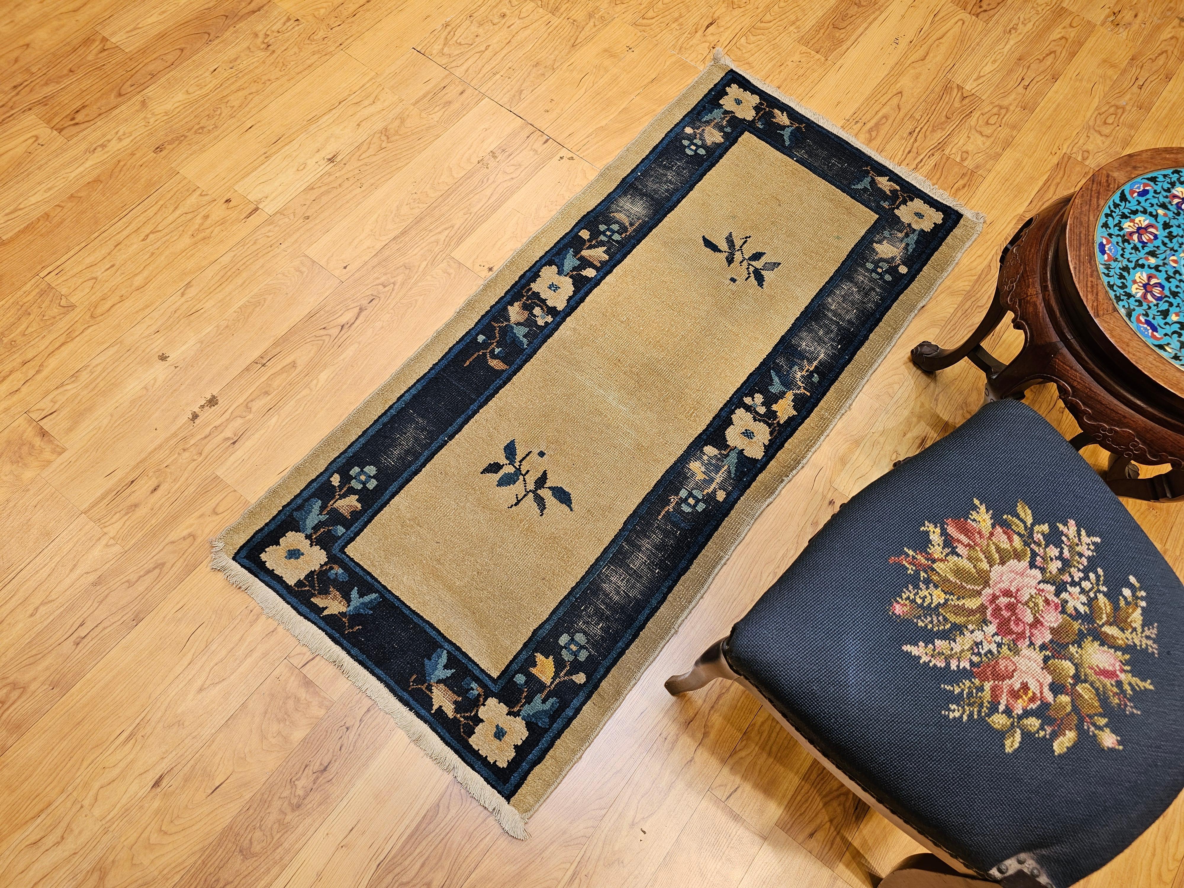 Tappeto pechinese della fine del XIX secolo con disegno di bouquet floreale in vendita 4