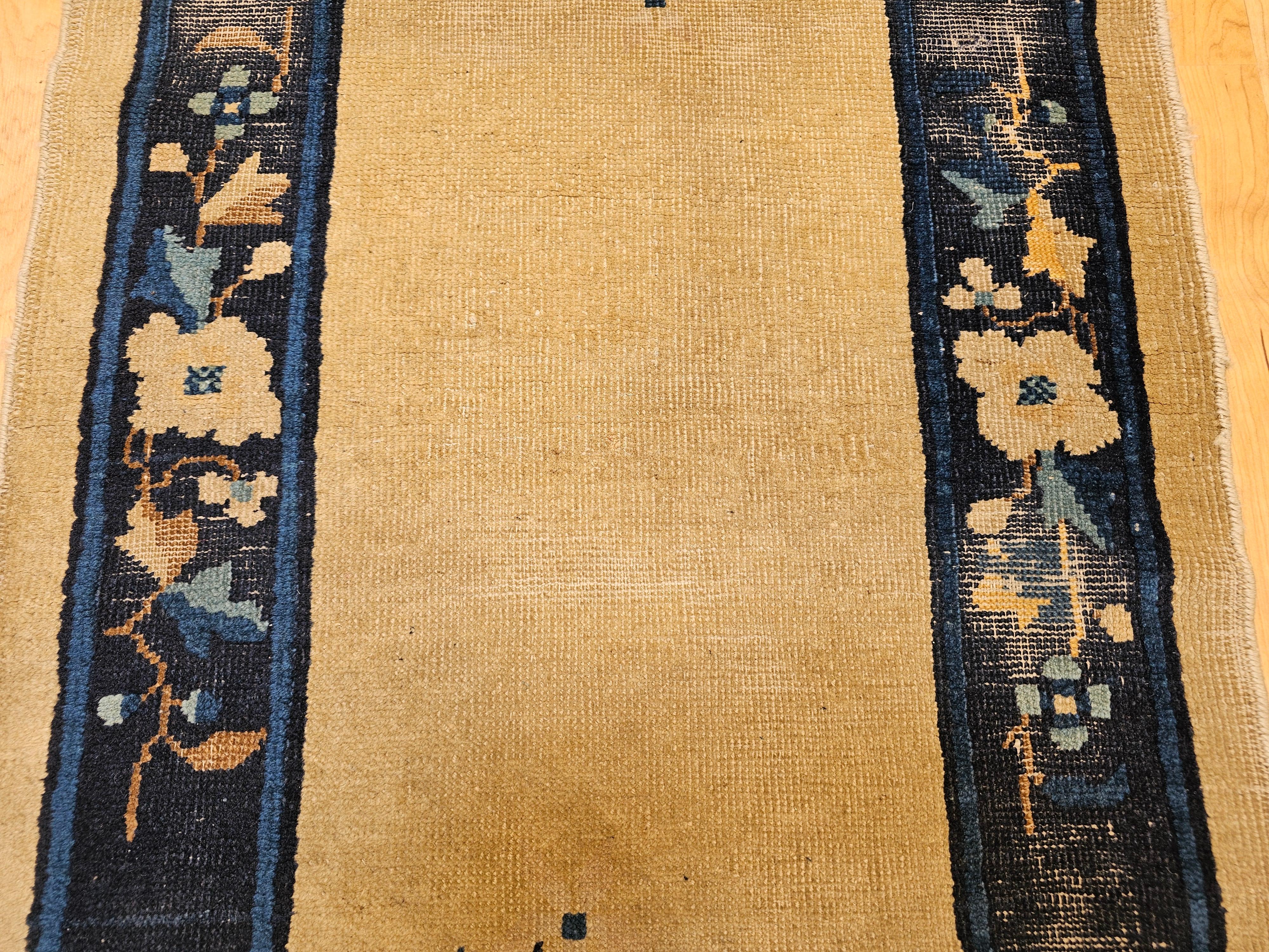 Tessuto a mano Tappeto pechinese della fine del XIX secolo con disegno di bouquet floreale in vendita