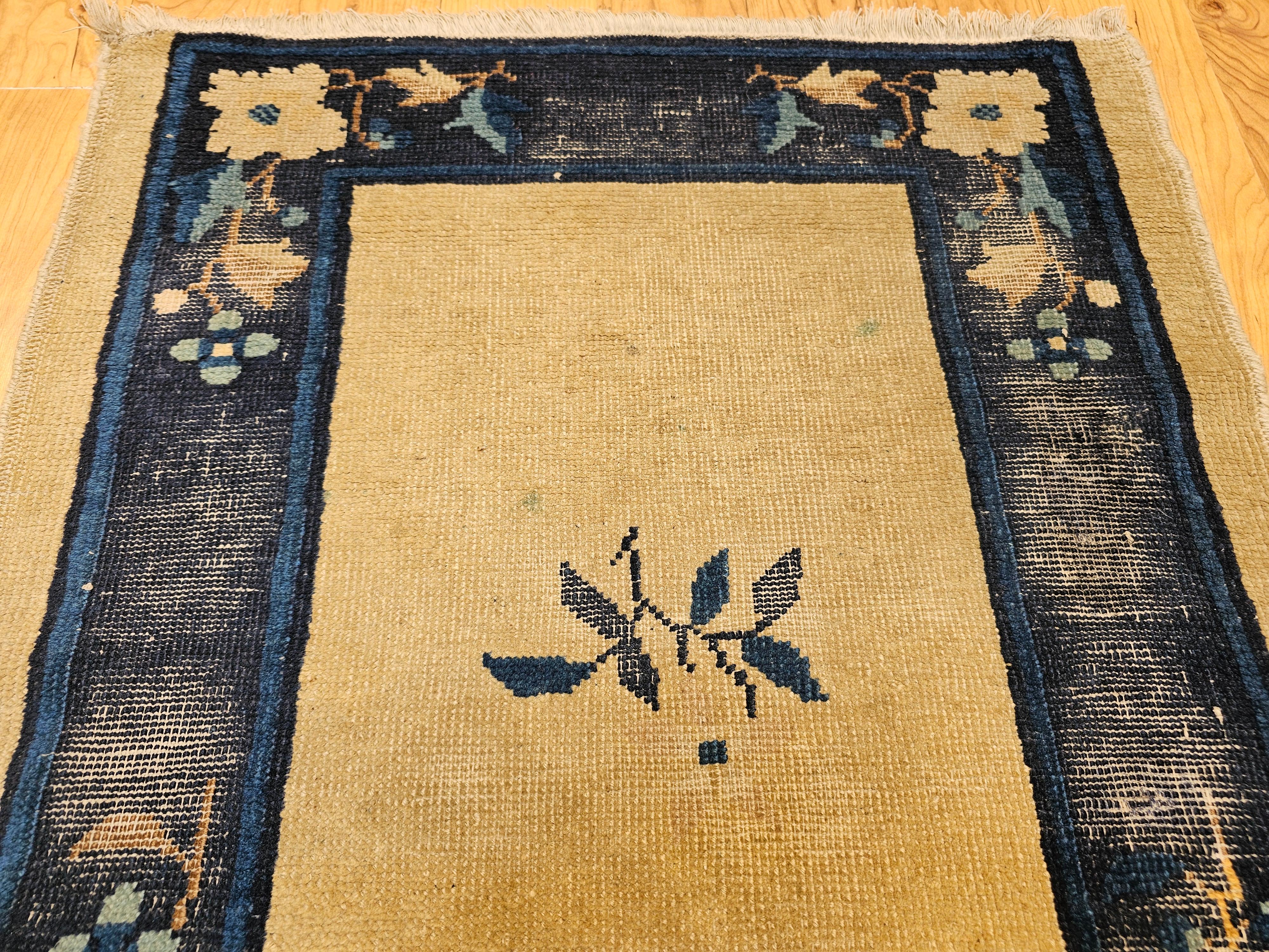 Tappeto pechinese della fine del XIX secolo con disegno di bouquet floreale In condizioni buone in vendita a Barrington, IL