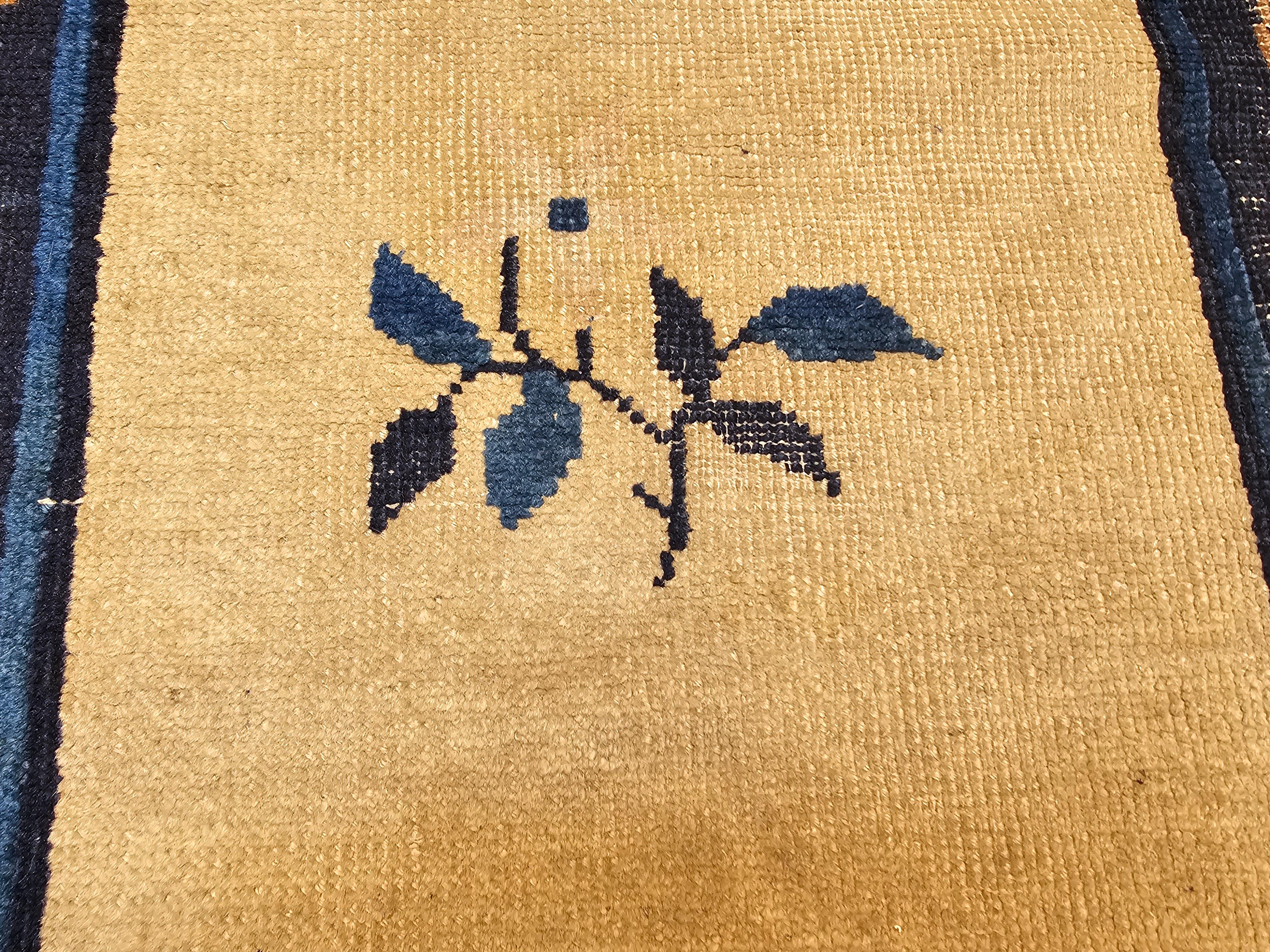 Tappeto pechinese della fine del XIX secolo con disegno di bouquet floreale in vendita 1