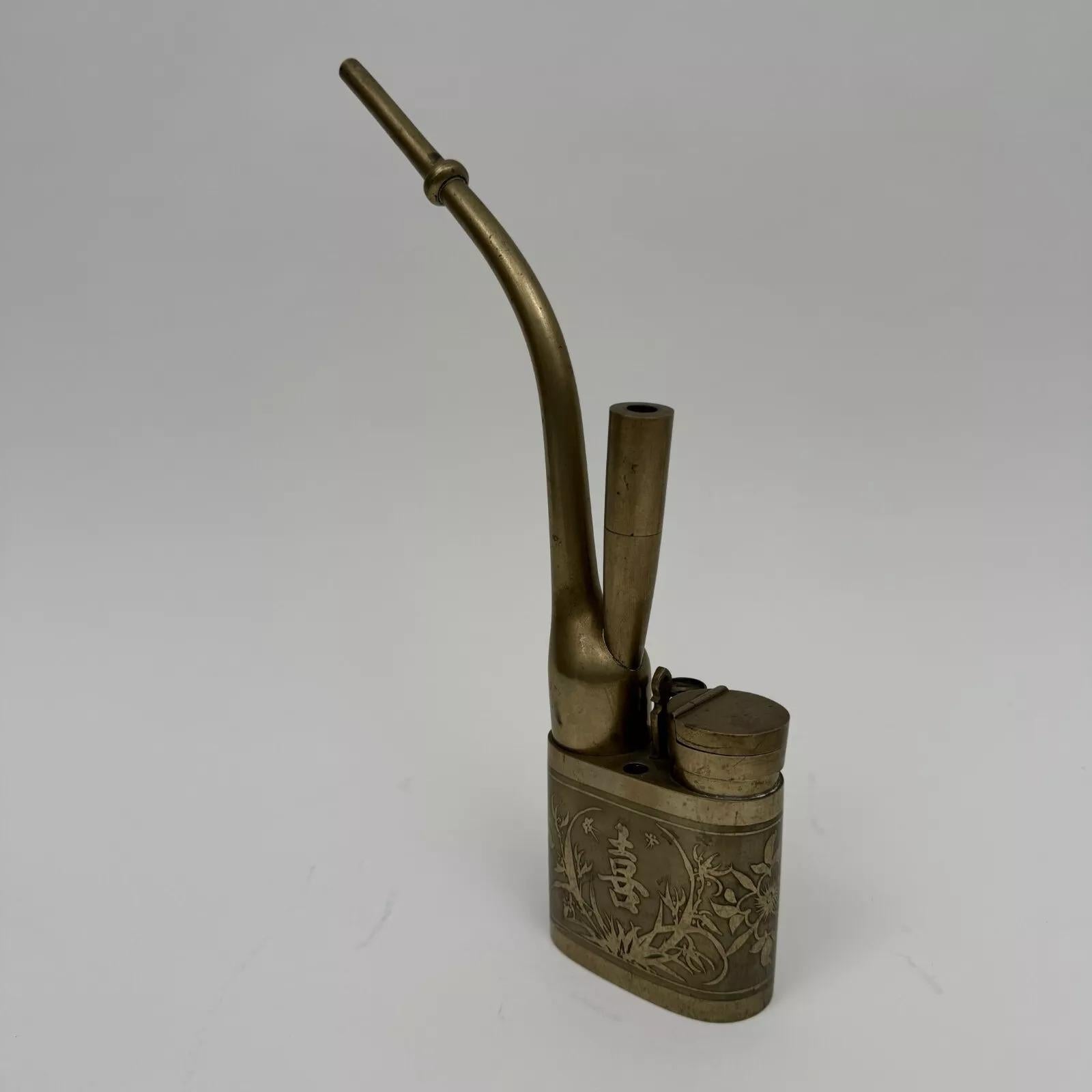 Asiatique Pipe chinoise de la fin du 19e siècle, ornée de décorations végétales en vente