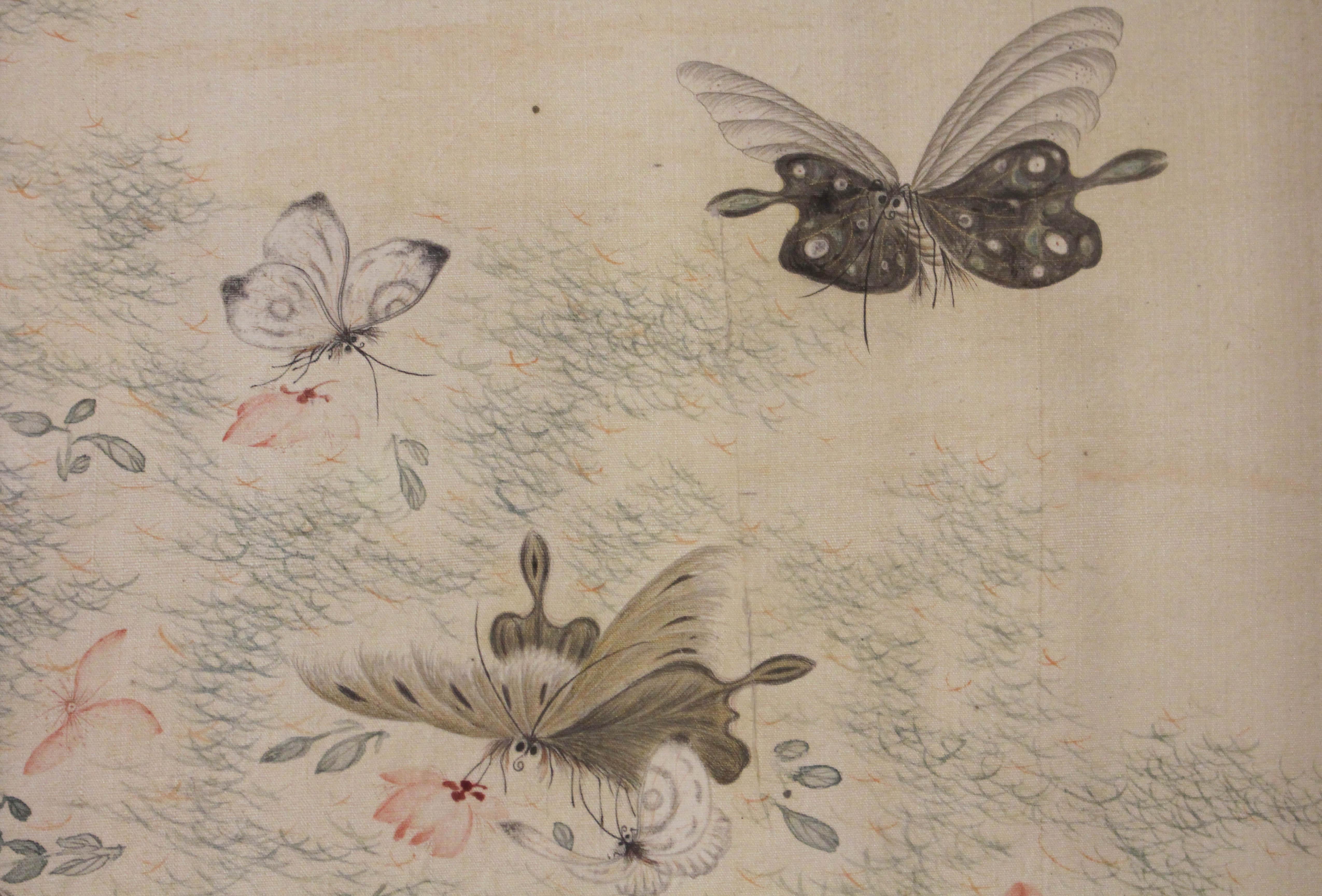 Peinture à l'encre et aux couleurs sur soie de la dynastie Qing, Chine, fin du XIXe siècle. Papillons voltigeant dans le style gongbi. Le texte de droite se traduit par : Brume du matin, papillons, divin, imitant le style de Huang Quan