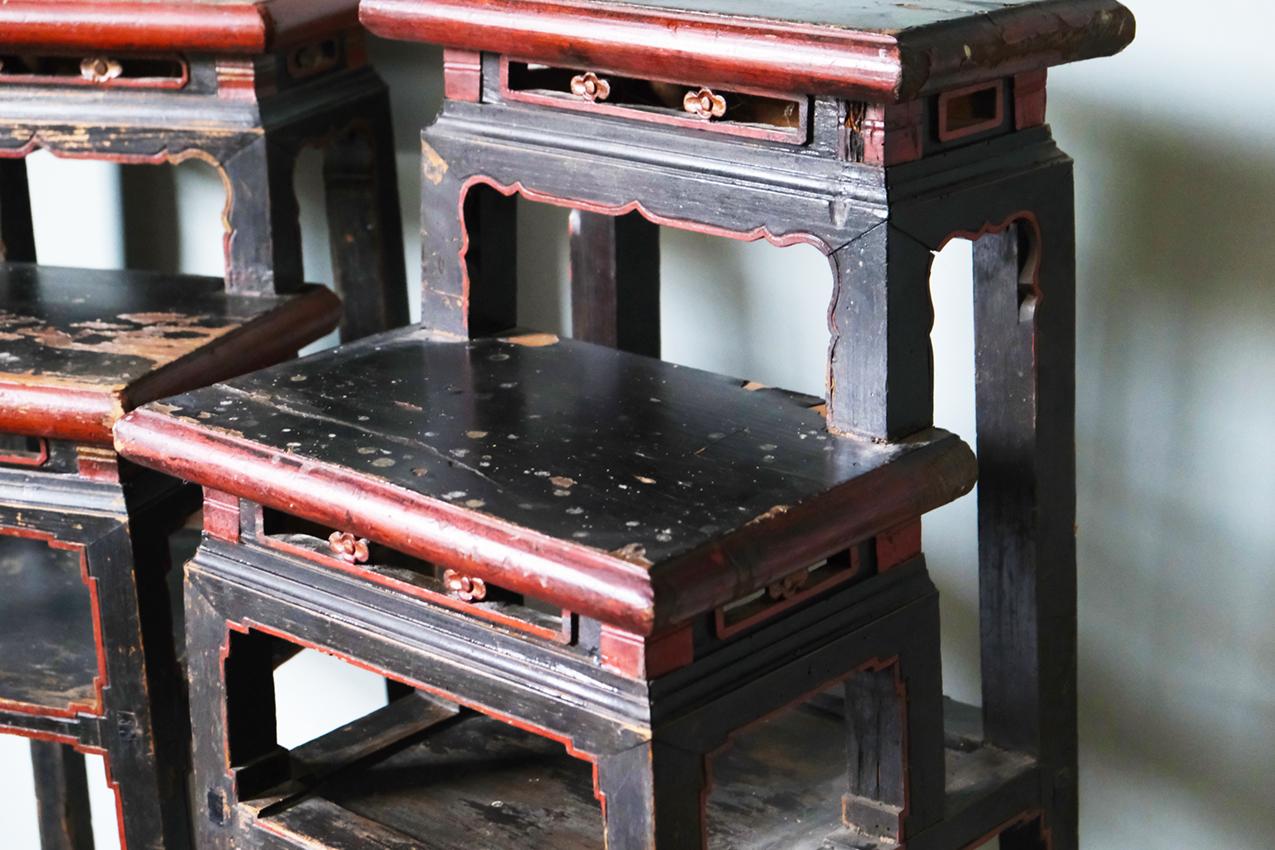 Polychromé Tables d'extrémité chinoises rouges et noires de la fin du XIXe siècle en vente
