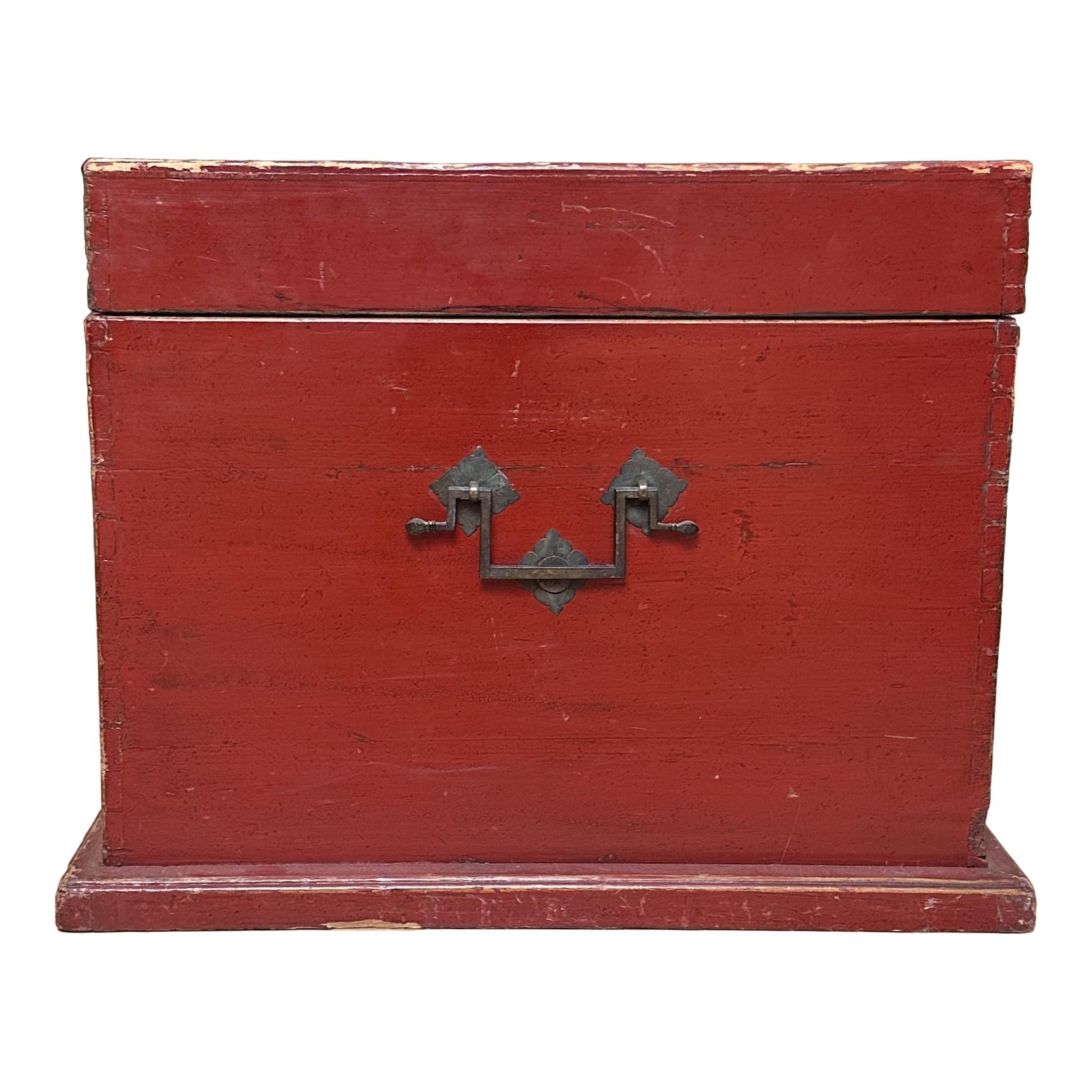 Late 19th Century Chinese Red Lacquer Blanket Chest For Sale 5