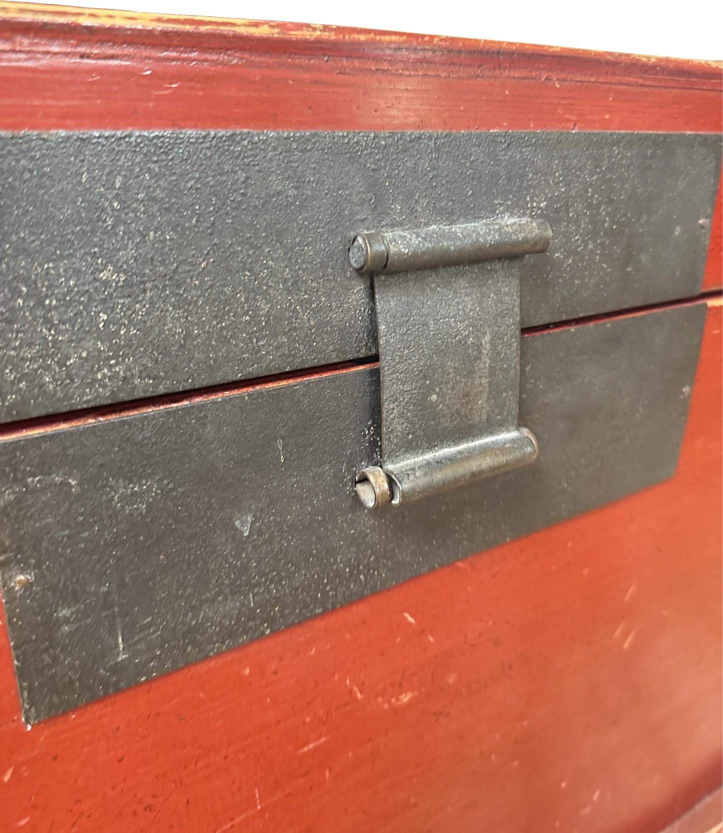 Late 19th Century Chinese Red Lacquer Blanket Chest For Sale 10