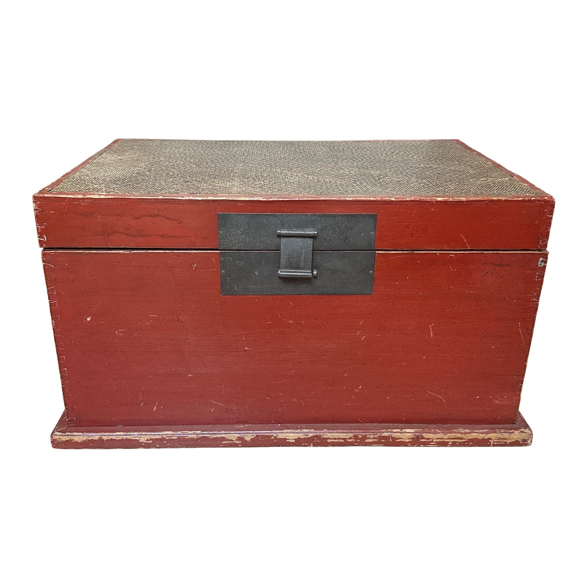 Chinese Export Late 19th Century Chinese Red Lacquer Blanket Chest For Sale