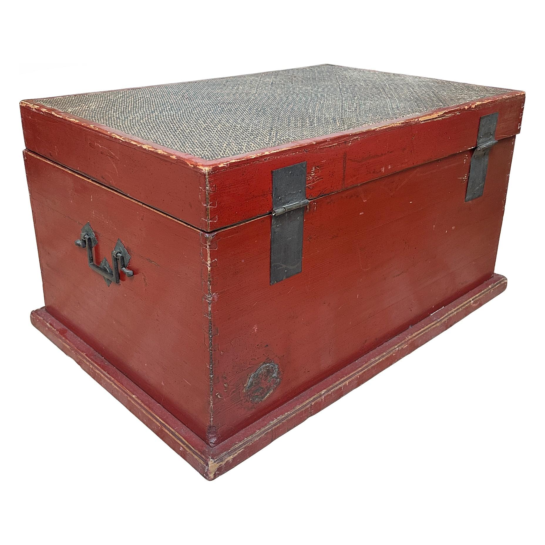 Late 19th Century Chinese Red Lacquer Blanket Chest For Sale 1