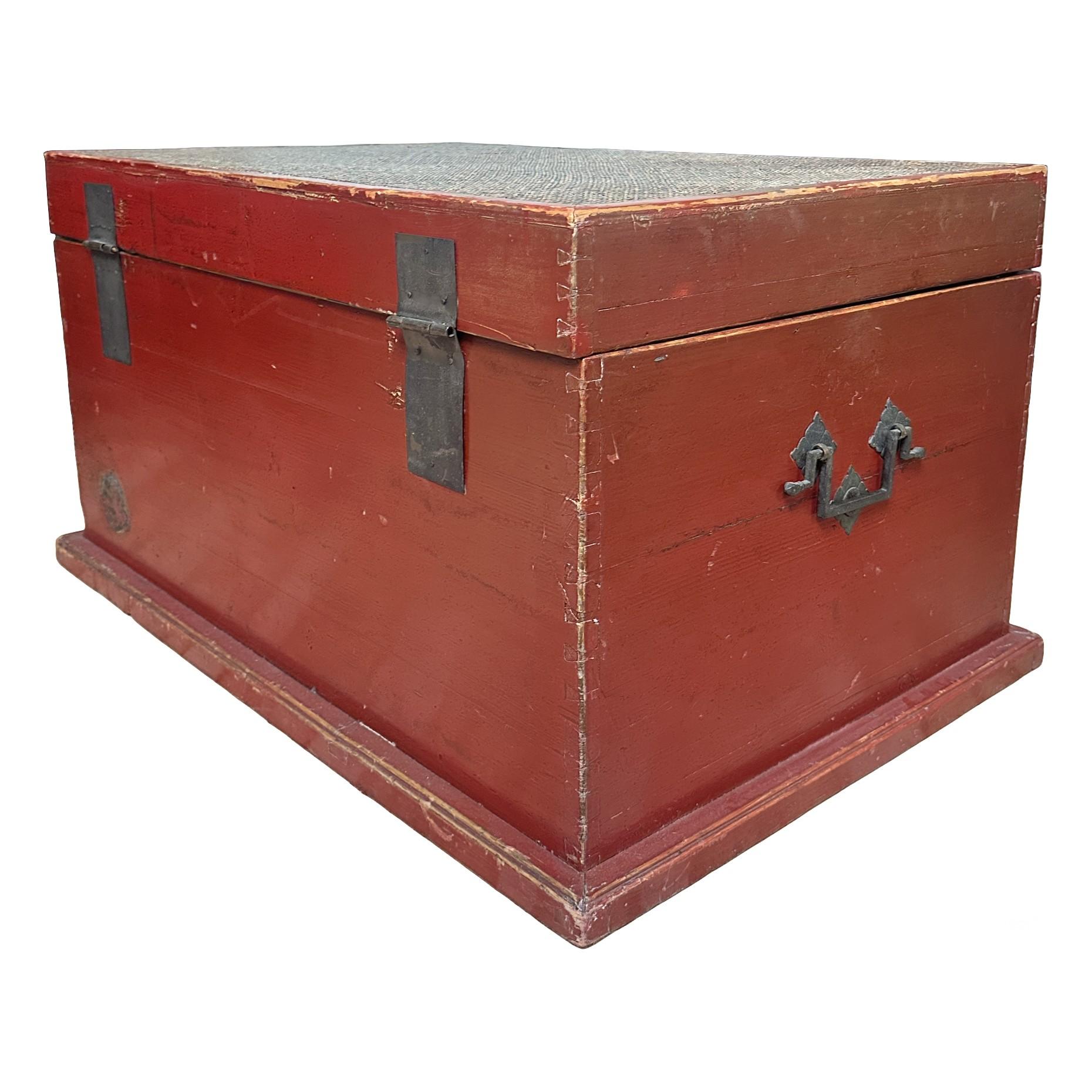 Late 19th Century Chinese Red Lacquer Blanket Chest For Sale 2