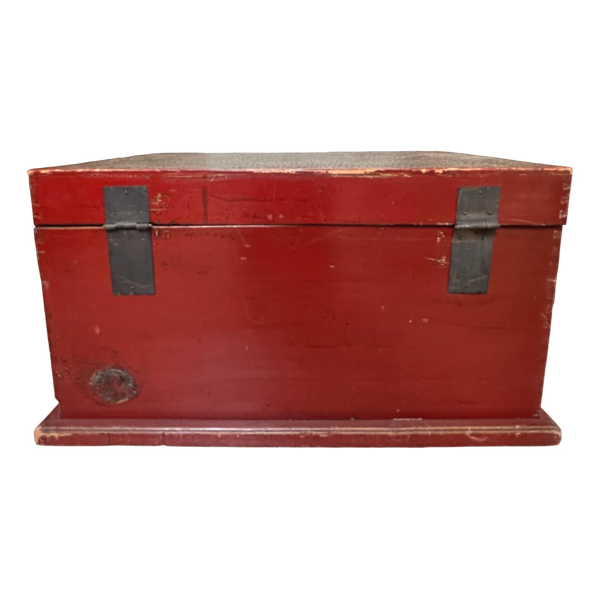 Late 19th Century Chinese Red Lacquer Blanket Chest For Sale 3