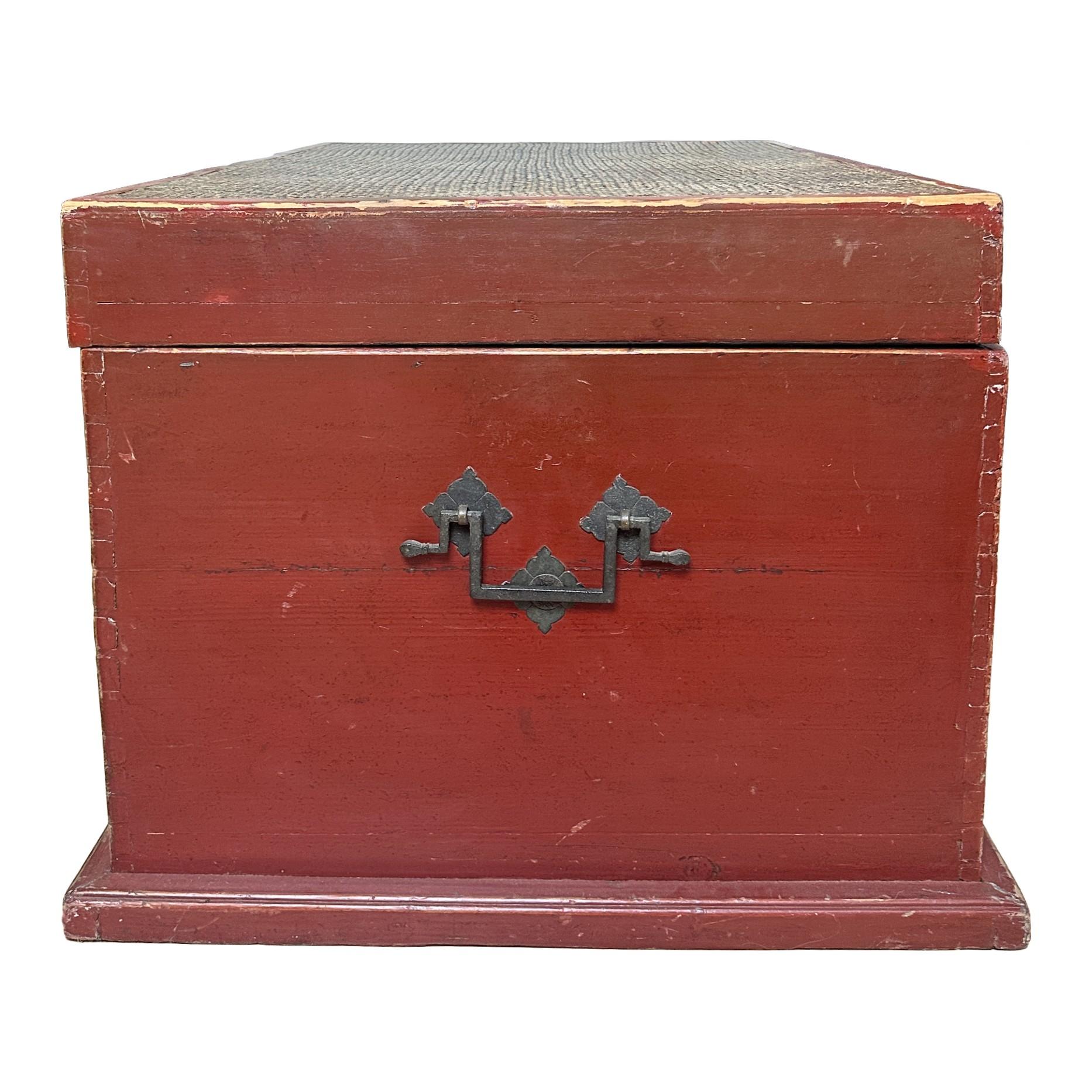 Late 19th Century Chinese Red Lacquer Blanket Chest For Sale 4