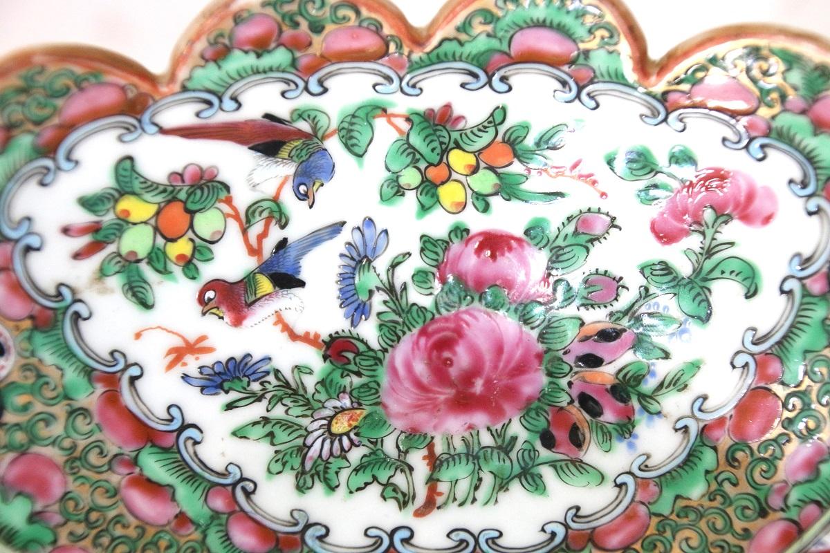Late 19th Century Chinese Rose Medallion Scalloped Rim Bowl In Excellent Condition For Sale In Woodbury, CT