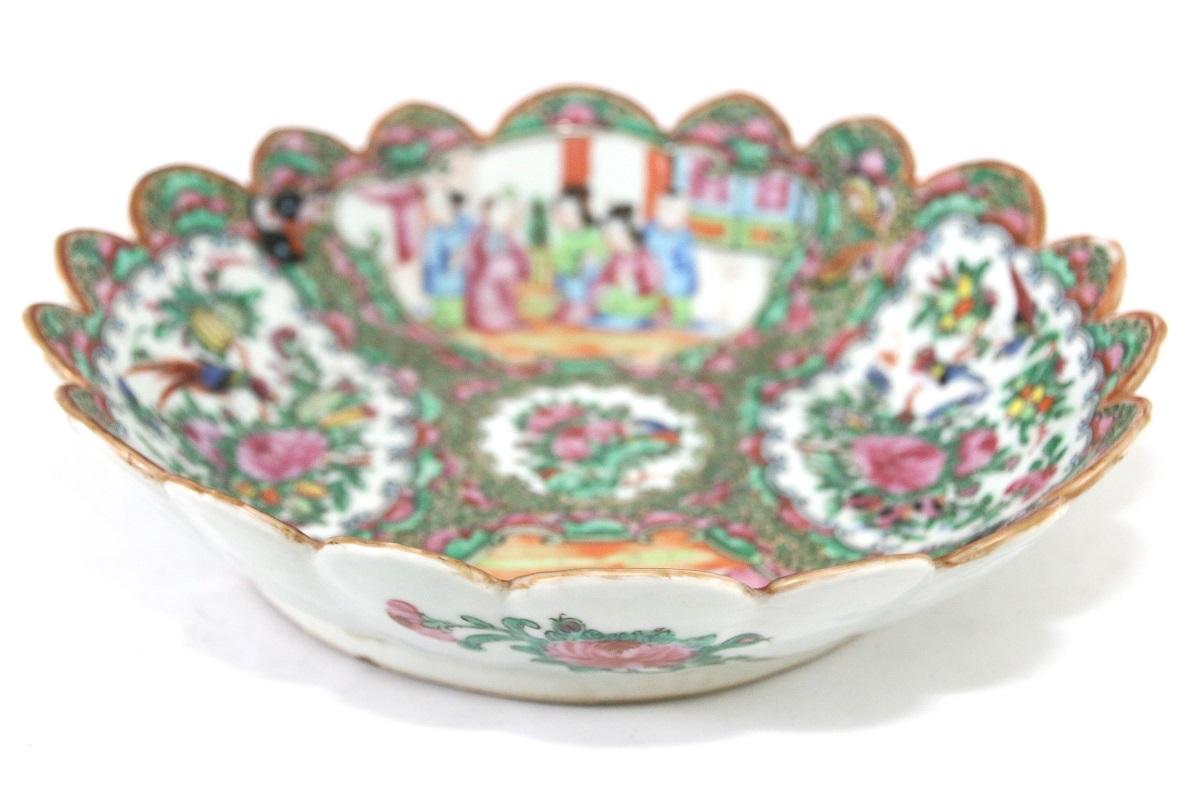 Late 19th Century Chinese Rose Medallion Scalloped Rim Bowl For Sale 1
