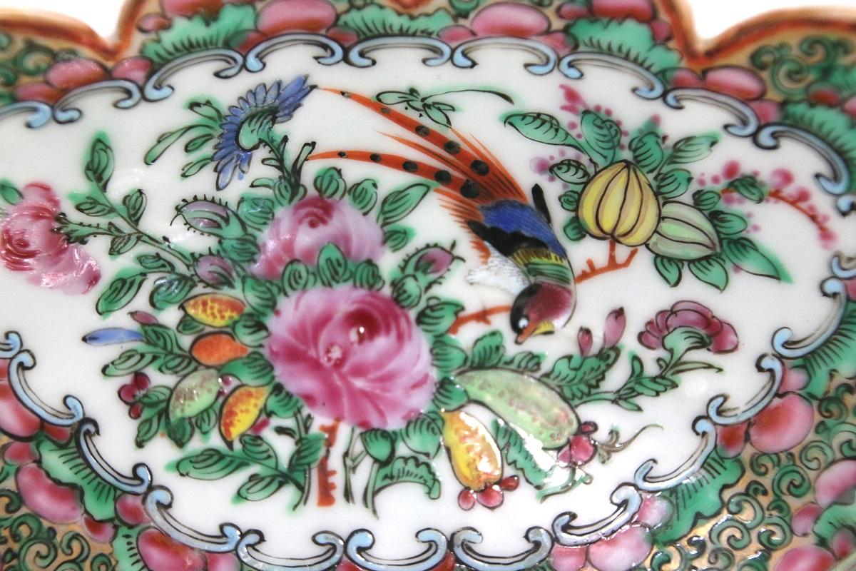 Late 19th Century Chinese Rose Medallion Scalloped Rim Bowl For Sale 2