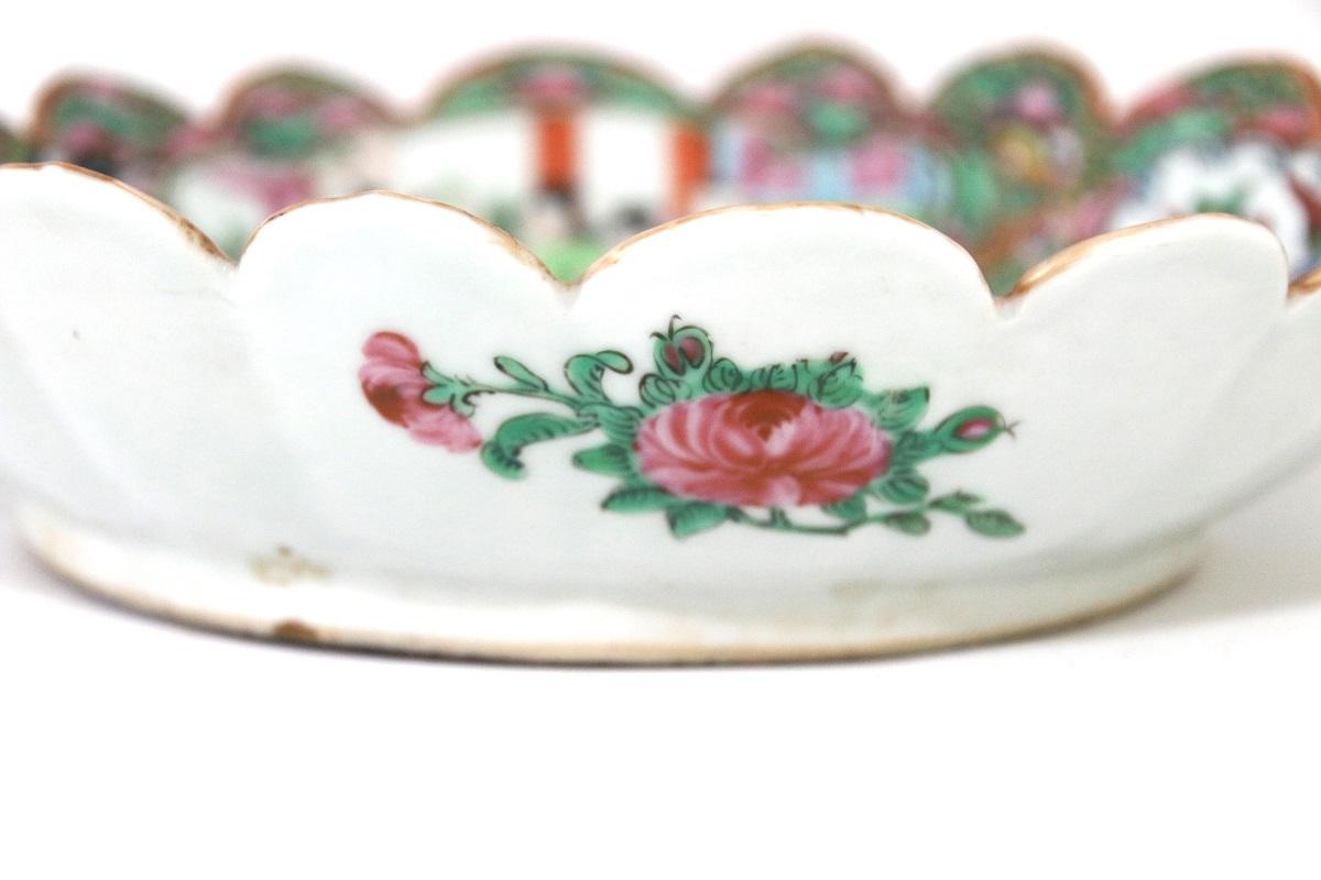 Late 19th Century Chinese Rose Medallion Scalloped Rim Bowl For Sale 4