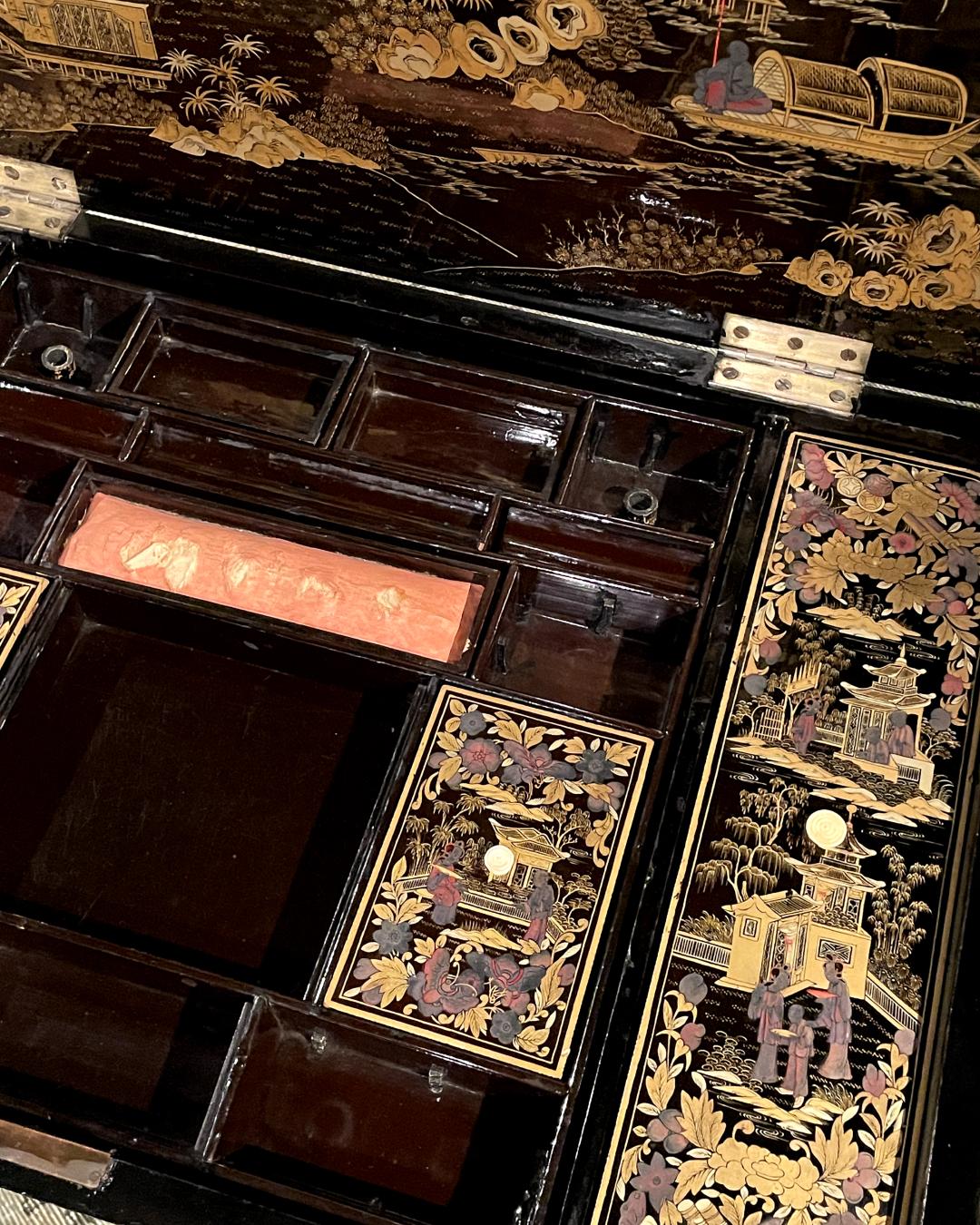 Late 19th Century Chinese Sewing Box in Lacquered and Gilded Wood In Good Condition For Sale In BARCELONA, ES