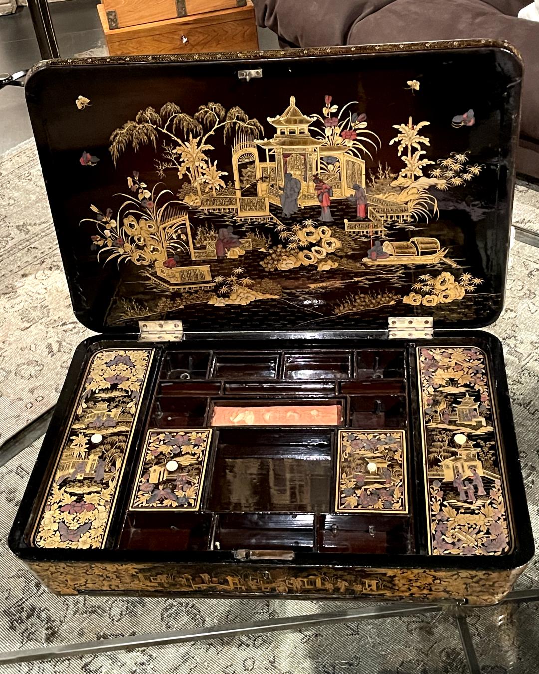 Late 19th Century Chinese Sewing Box in Lacquered and Gilded Wood For Sale 1
