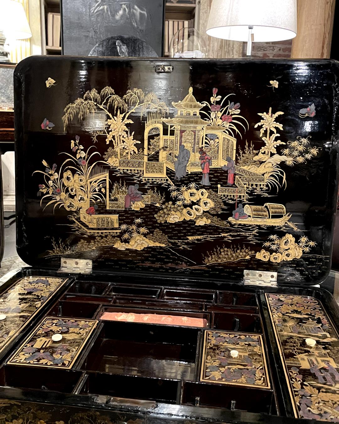 Late 19th Century Chinese Sewing Box in Lacquered and Gilded Wood For Sale 2