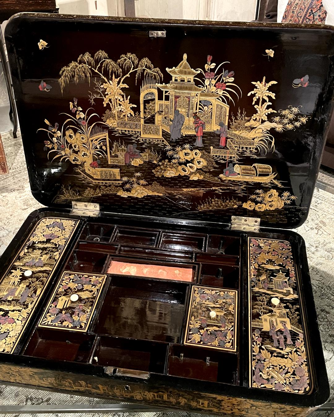 Late 19th Century Chinese Sewing Box in Lacquered and Gilded Wood For Sale 3