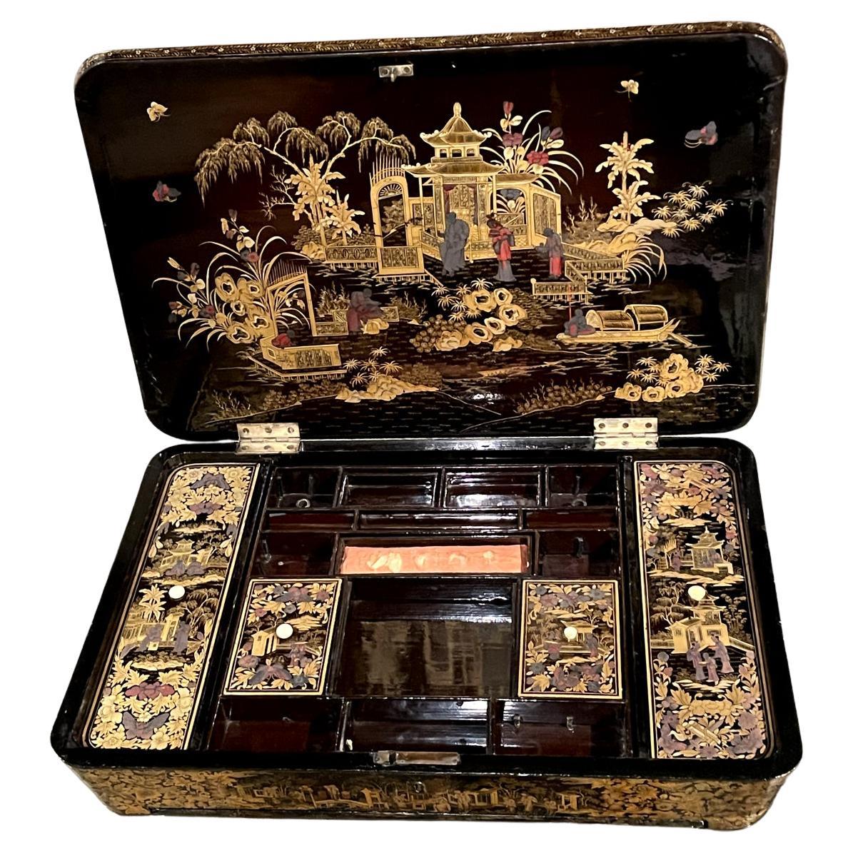 Late 19th Century Chinese Sewing Box in Lacquered and Gilded Wood For Sale