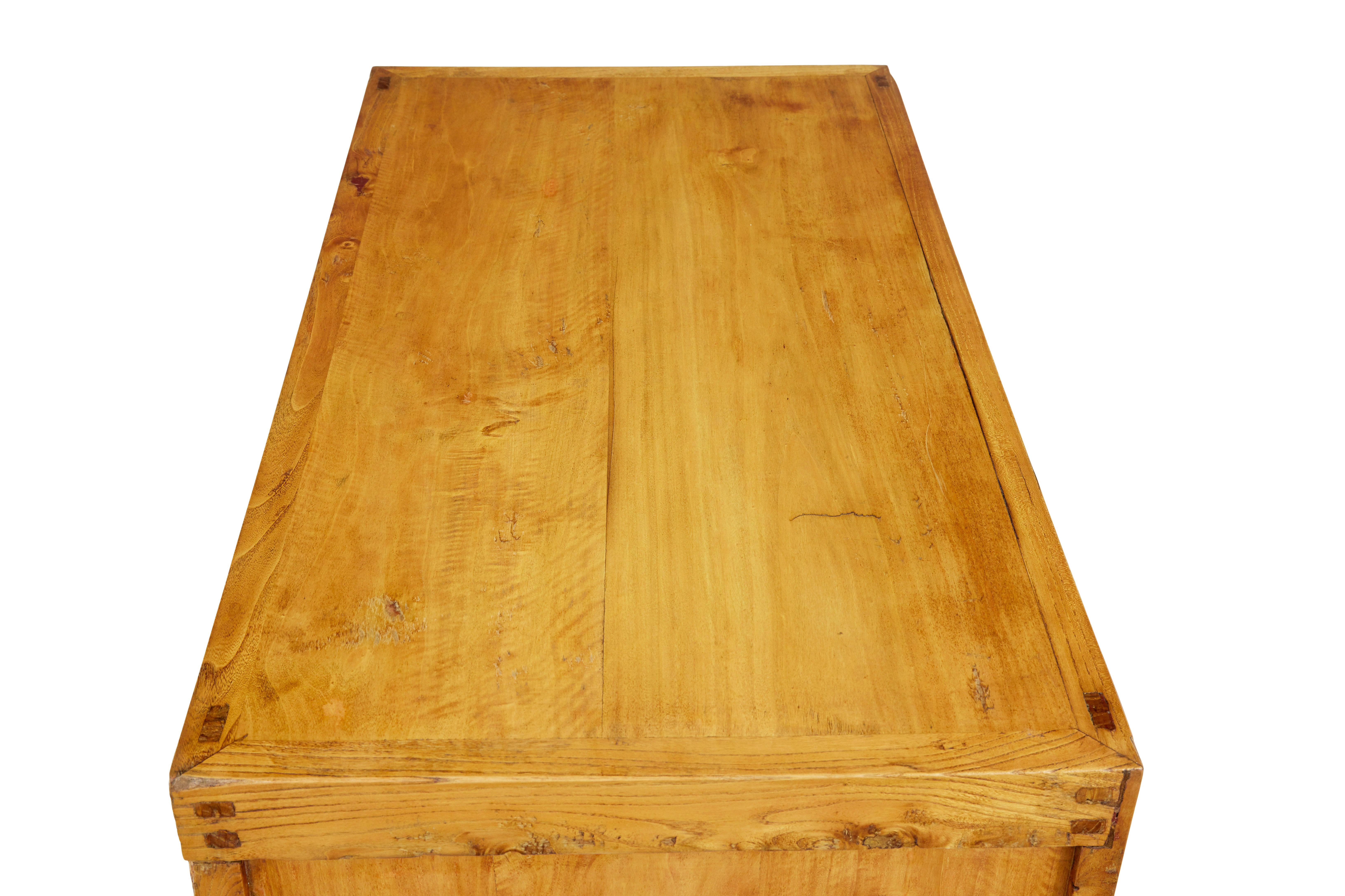 Piccola credenza cinese della fine del XIX secolo, circa 1890.

Realizzato in legno di conifera orientale, presenta 3 cassetti sotto la superficie superiore e un armadio a doppia anta al di sotto.  Hardware originale.  L'interno è stato