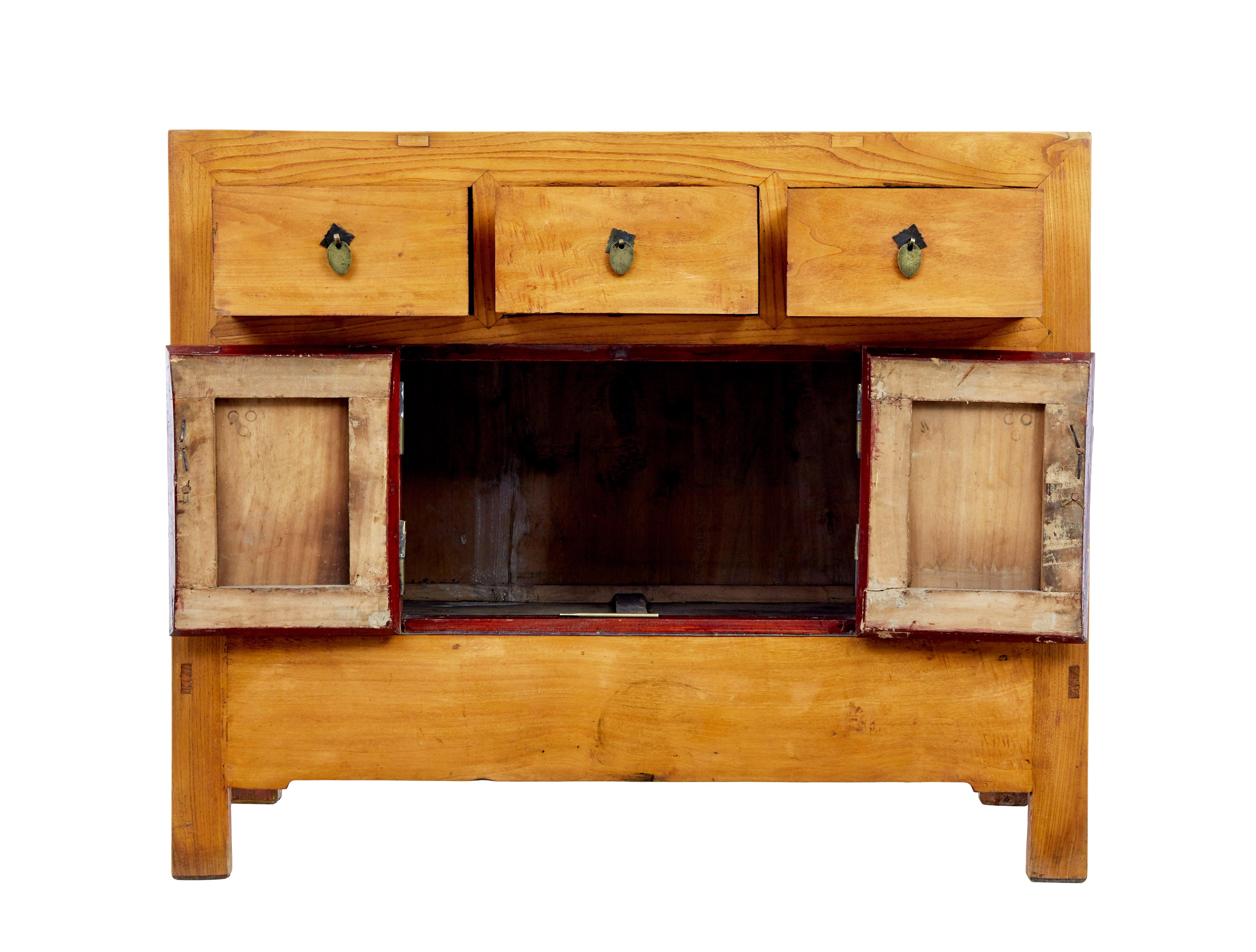 Piccola credenza cinese della fine del XIX secolo In condizioni buone in vendita a Debenham, Suffolk