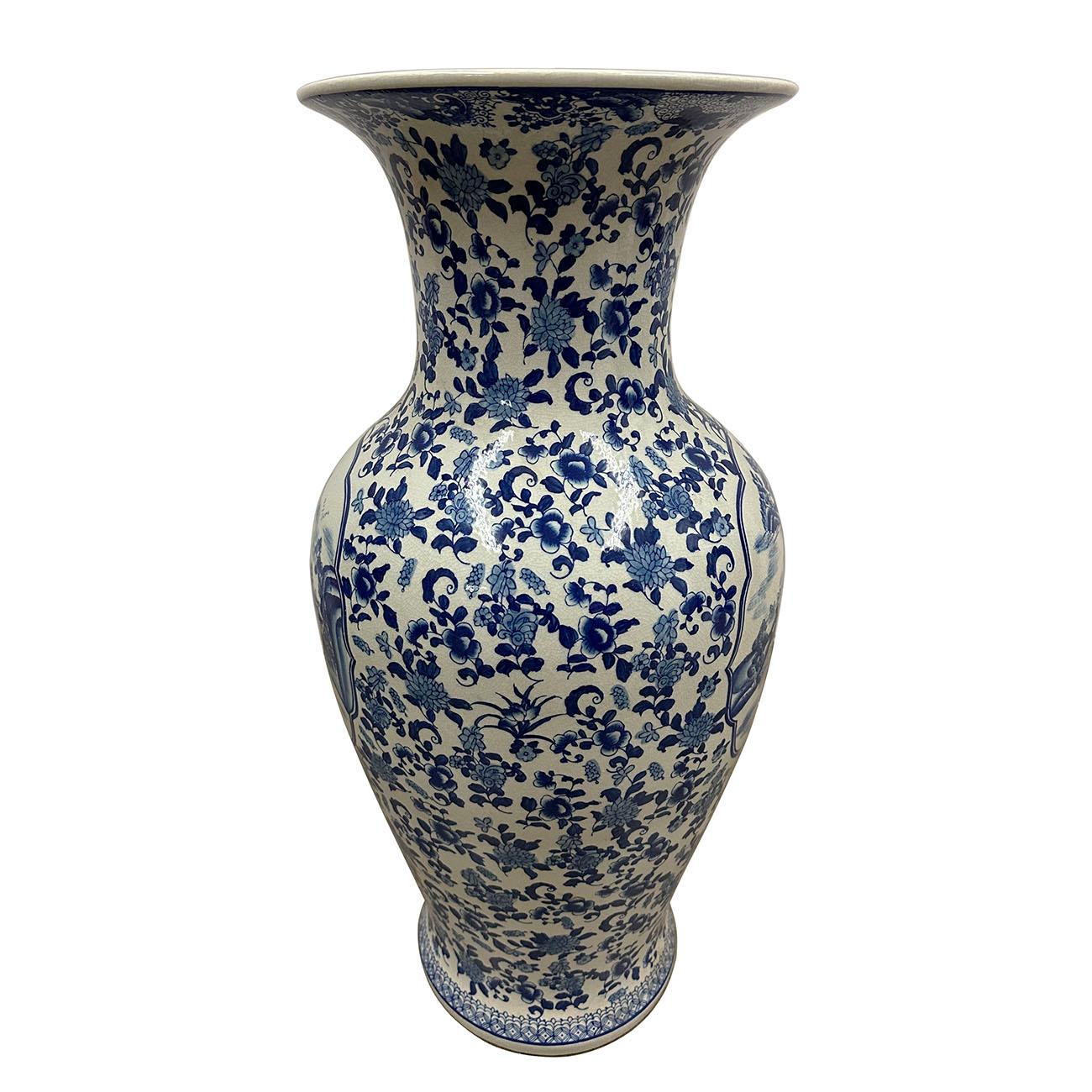 Hand-Painted Late 19th Century Chinese White and Blue Porcelain Vase For Sale