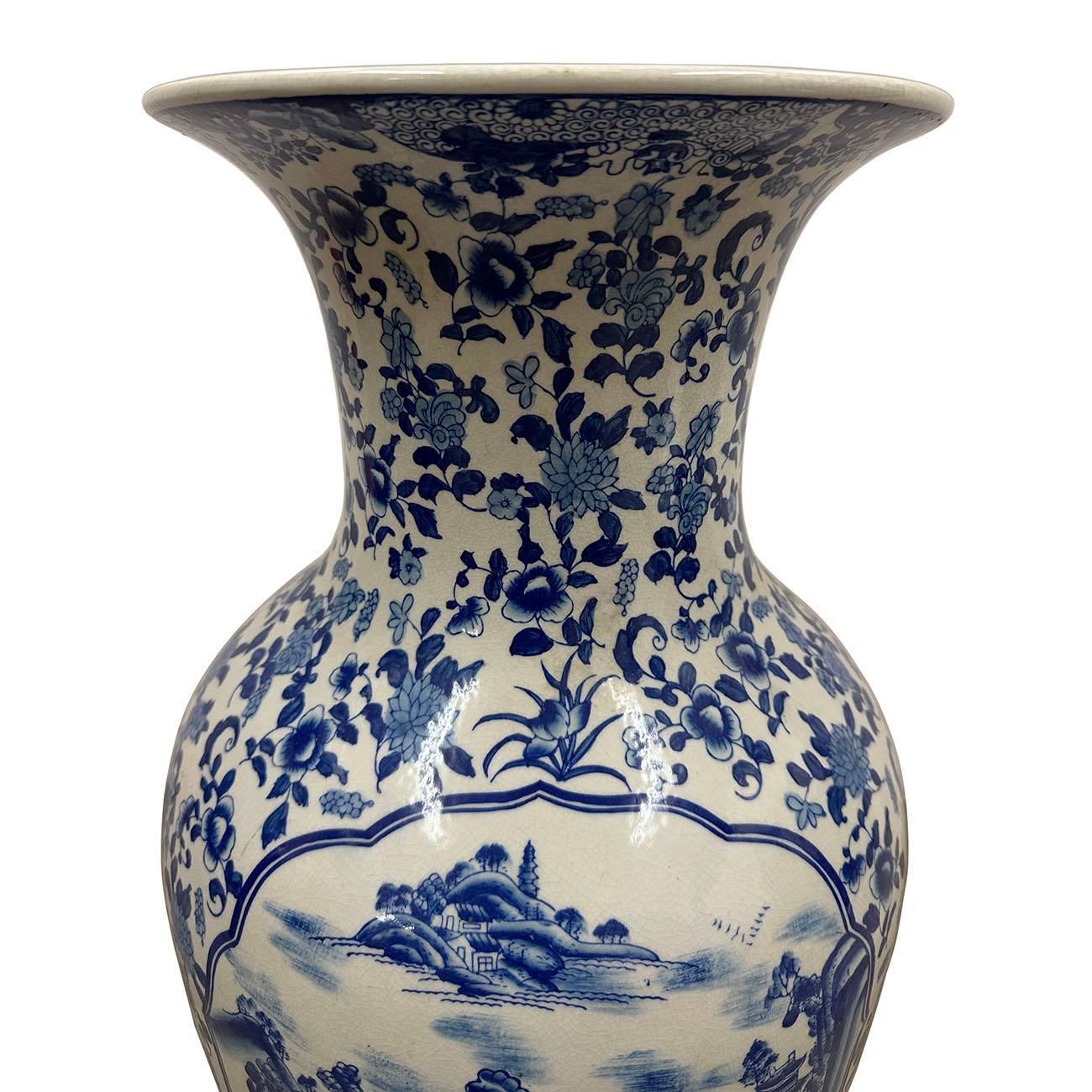 Peint à la main Vase en porcelaine chinoise blanche et bleue de la fin du 19e siècle en vente