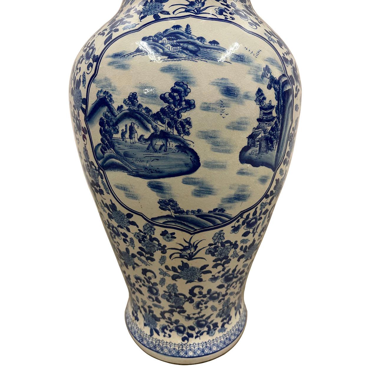 Vase en porcelaine chinoise blanche et bleue de la fin du 19e siècle Bon état - En vente à Pomona, CA