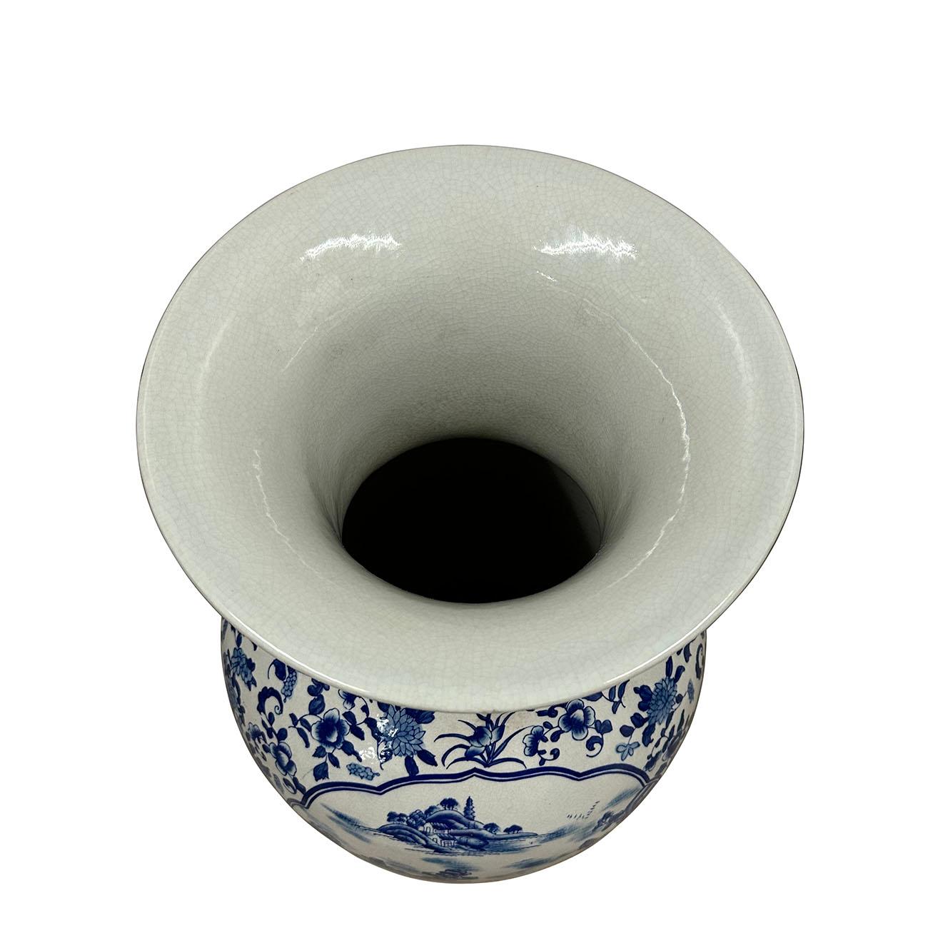 XIXe siècle Vase en porcelaine chinoise blanche et bleue de la fin du 19e siècle en vente