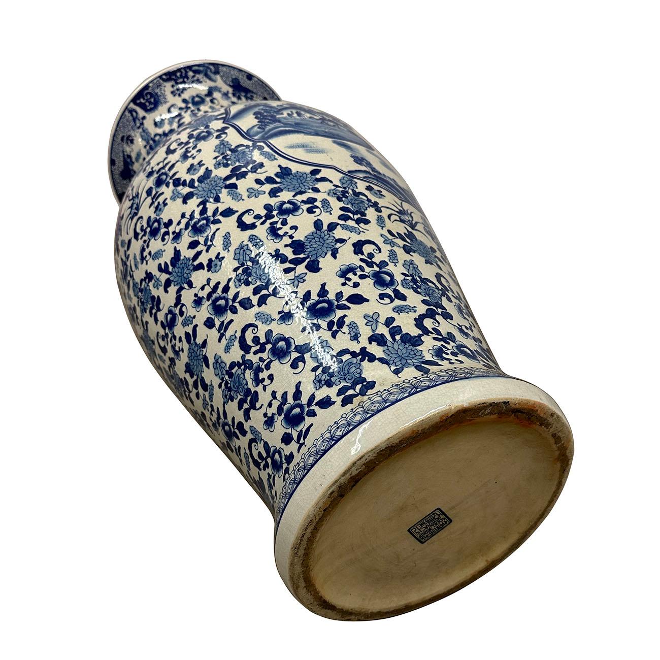 Porcelaine Vase en porcelaine chinoise blanche et bleue de la fin du 19e siècle en vente