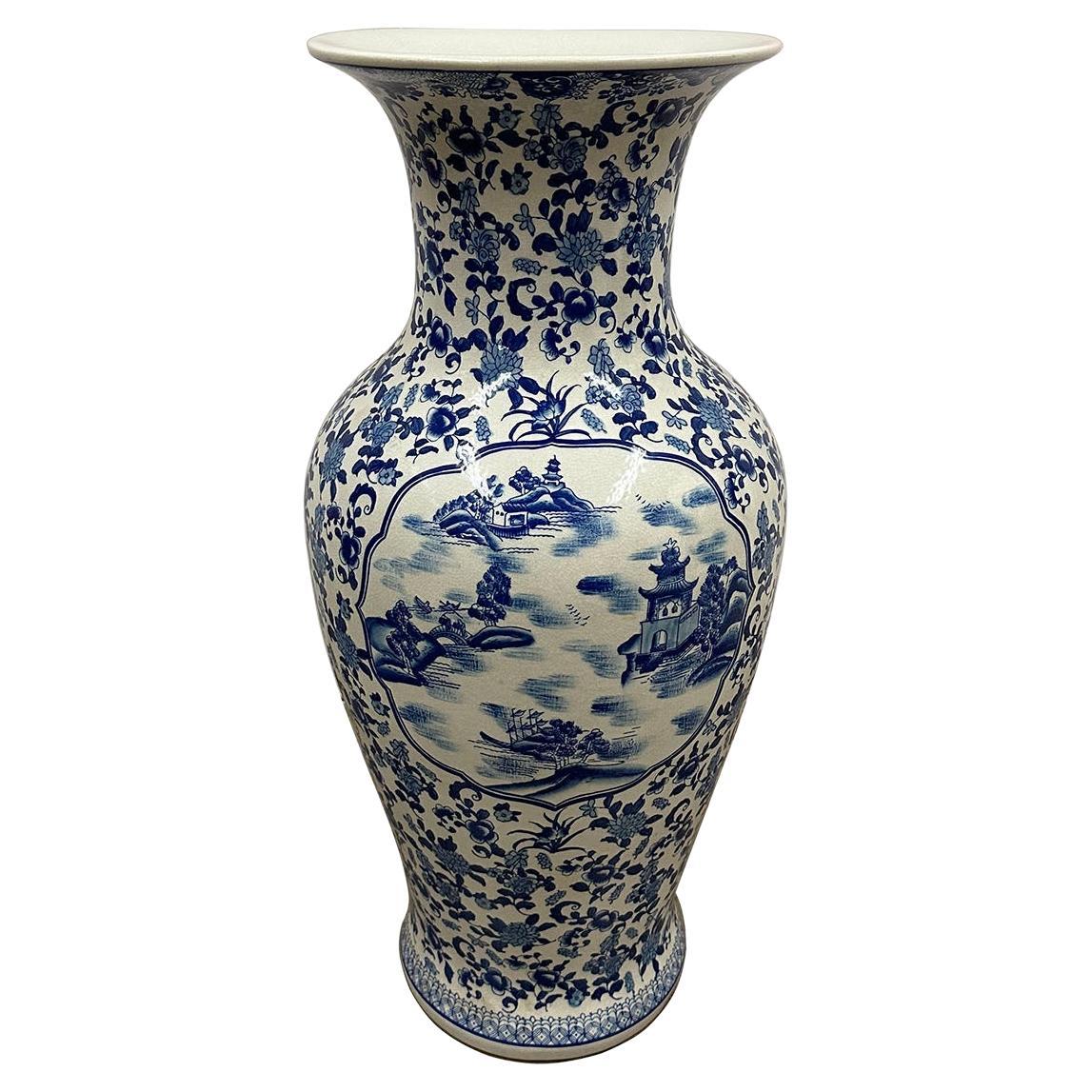 Vase en porcelaine chinoise blanche et bleue de la fin du 19e siècle en vente
