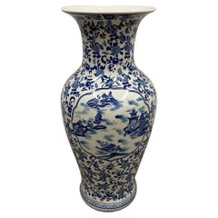 Vase en porcelaine chinoise blanche et bleue de la fin du 19e siècle