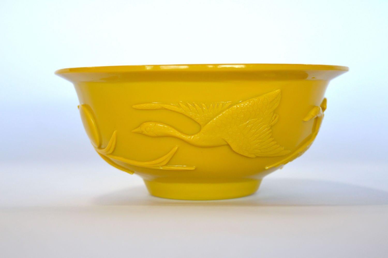 Late 19th Century Chinese Yellow Pekin Glass Bowl In Good Condition For Sale In Los Angeles, CA