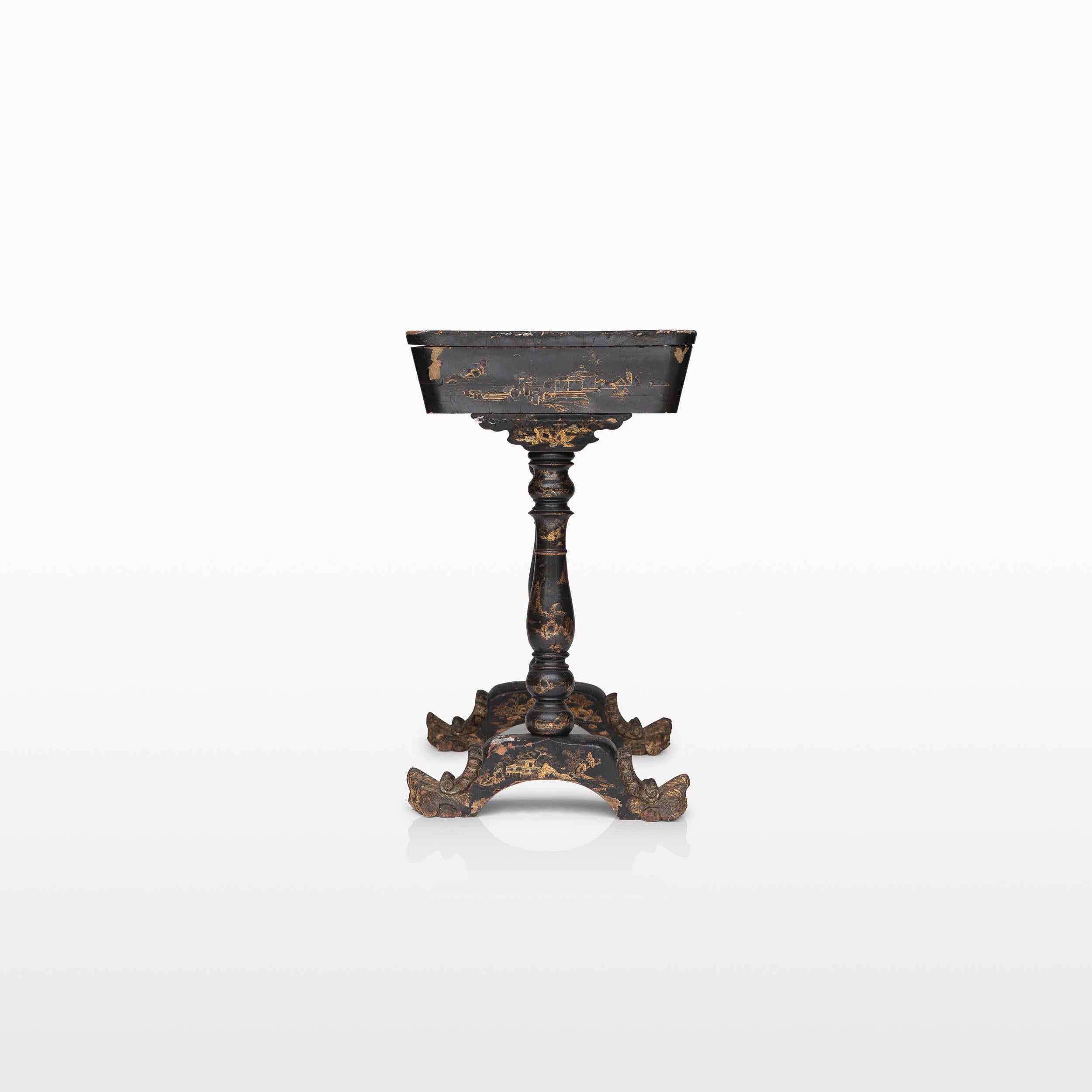 Jedes Detail dieses Tisches, von den zart geschwungenen Beinen bis zu den handgemalten Darstellungen orientalischer Landschaften und Motive, spiegelt die akribische Kunstfertigkeit des Chinoiserie-Stils des späten 19. Sein zeitloser Charme und sein