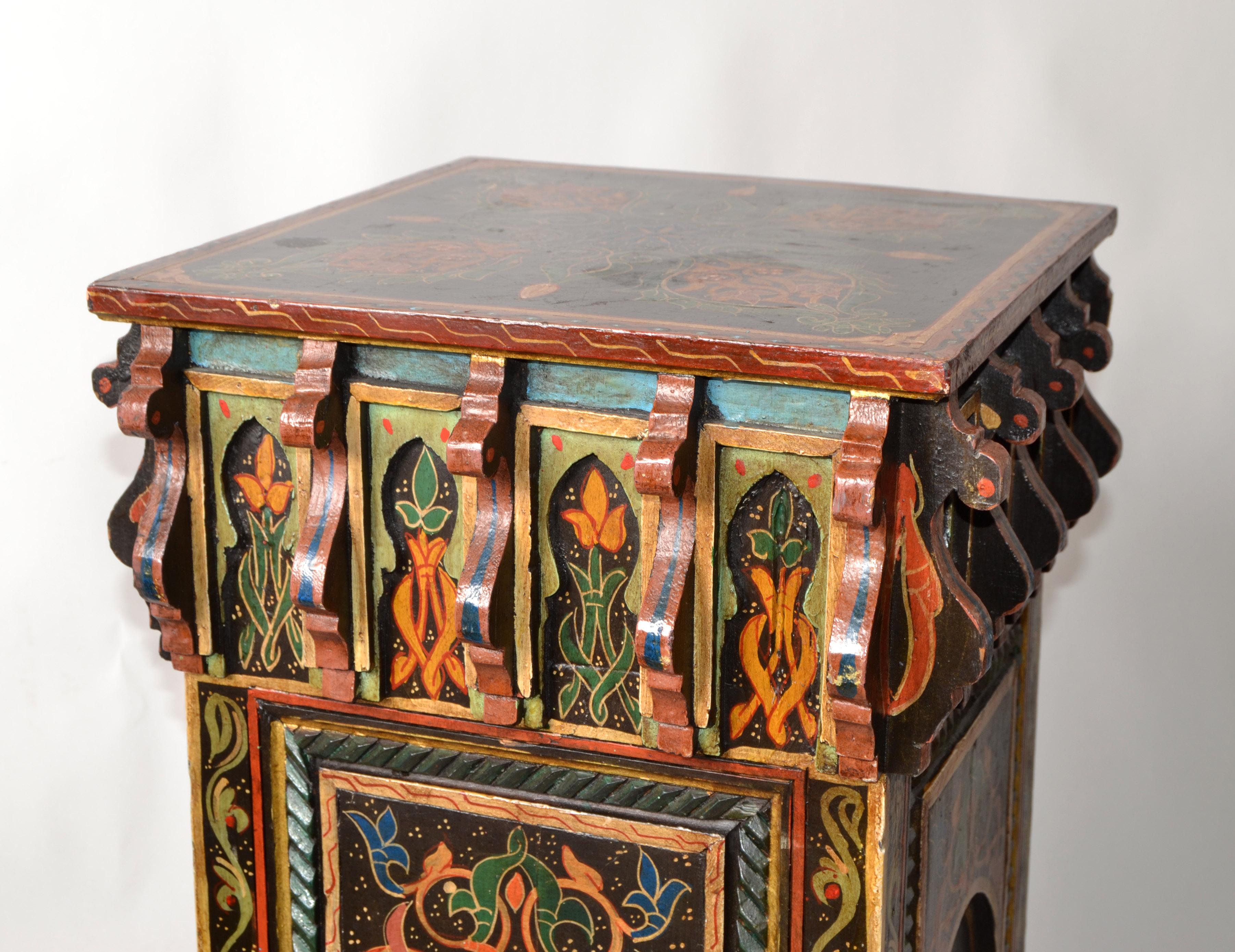 Late 19th Century Chinoiserie Hand-Painted Carved Pedestal Column Candle Stand For Sale 3