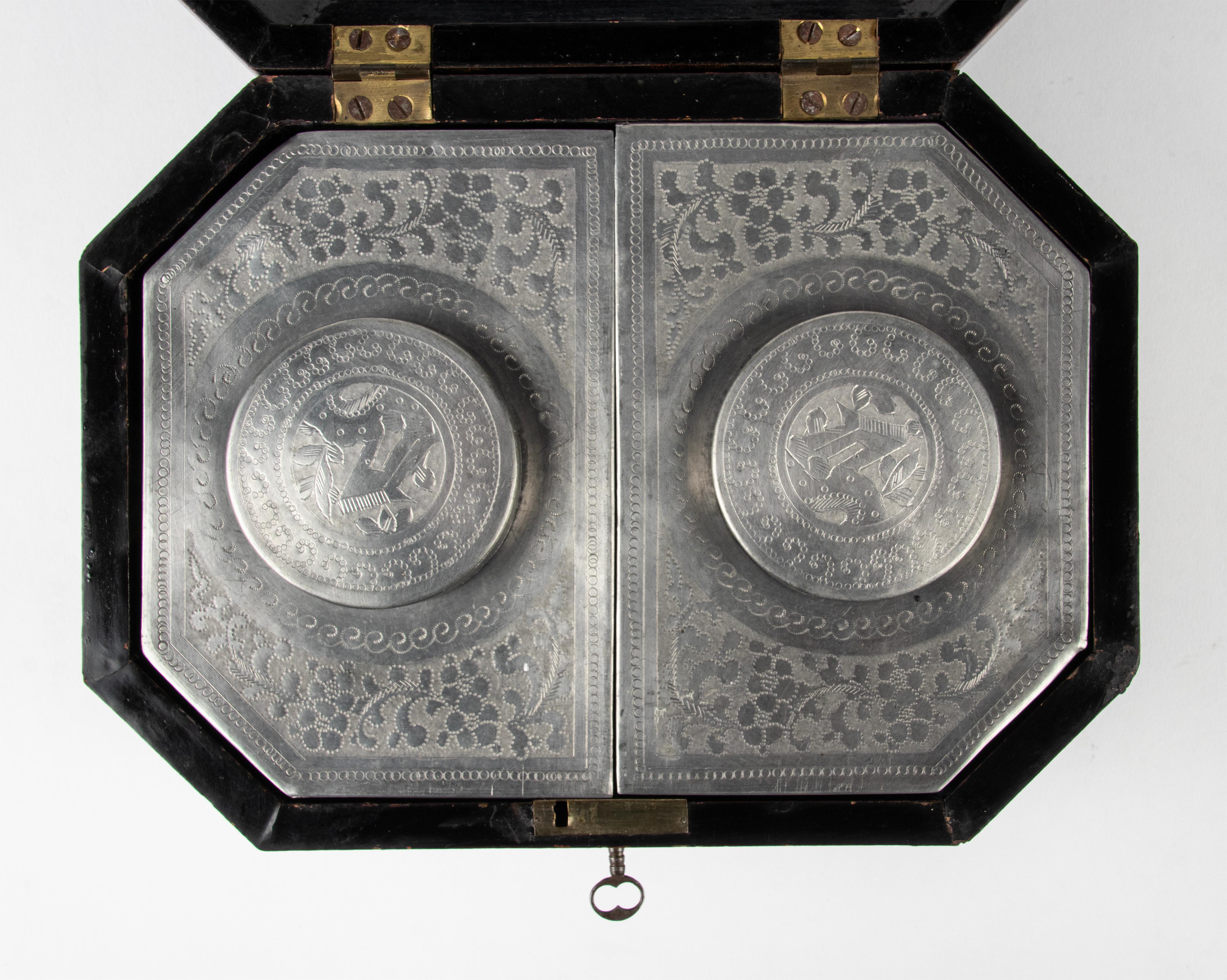 Late 19th Century Chinoiserie Style Lacquered Tea Caddy In Good Condition In Casteren, Noord-Brabant