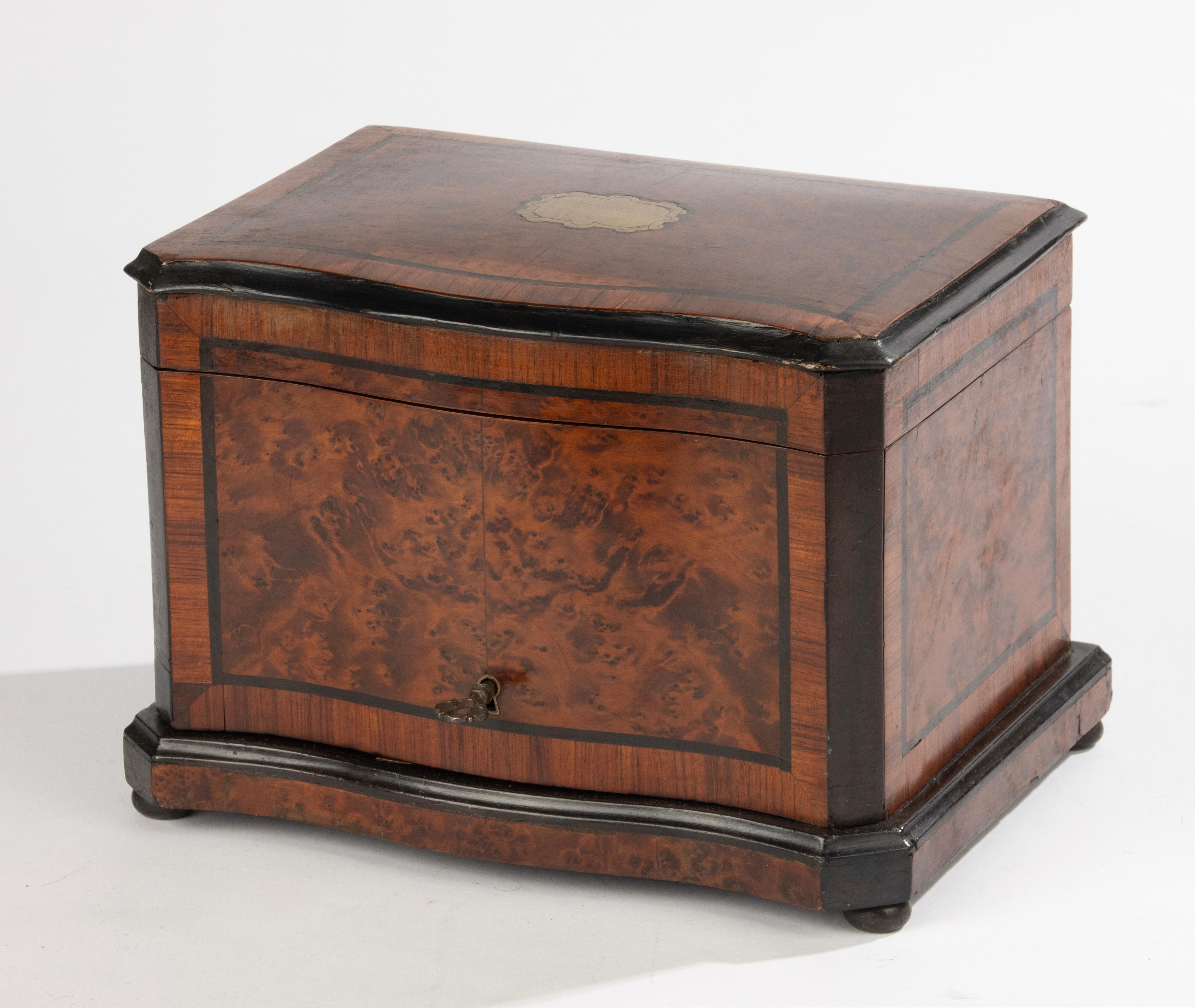 Late 19th Century Cigar Cabinet Case - Napoleon III - Warm Red Burl Veneer In Good Condition In Casteren, Noord-Brabant