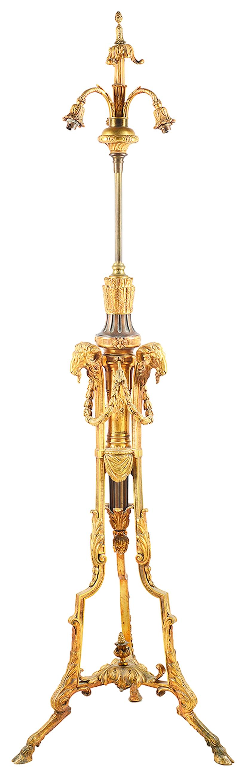 Eine hochwertige Stehlampe aus vergoldetem Ormolu und Bronze aus dem späten 19. Jahrhundert mit Rams-Kopf, Säckchen und Blattwerkbeschlägen, die in Huffüßen enden.