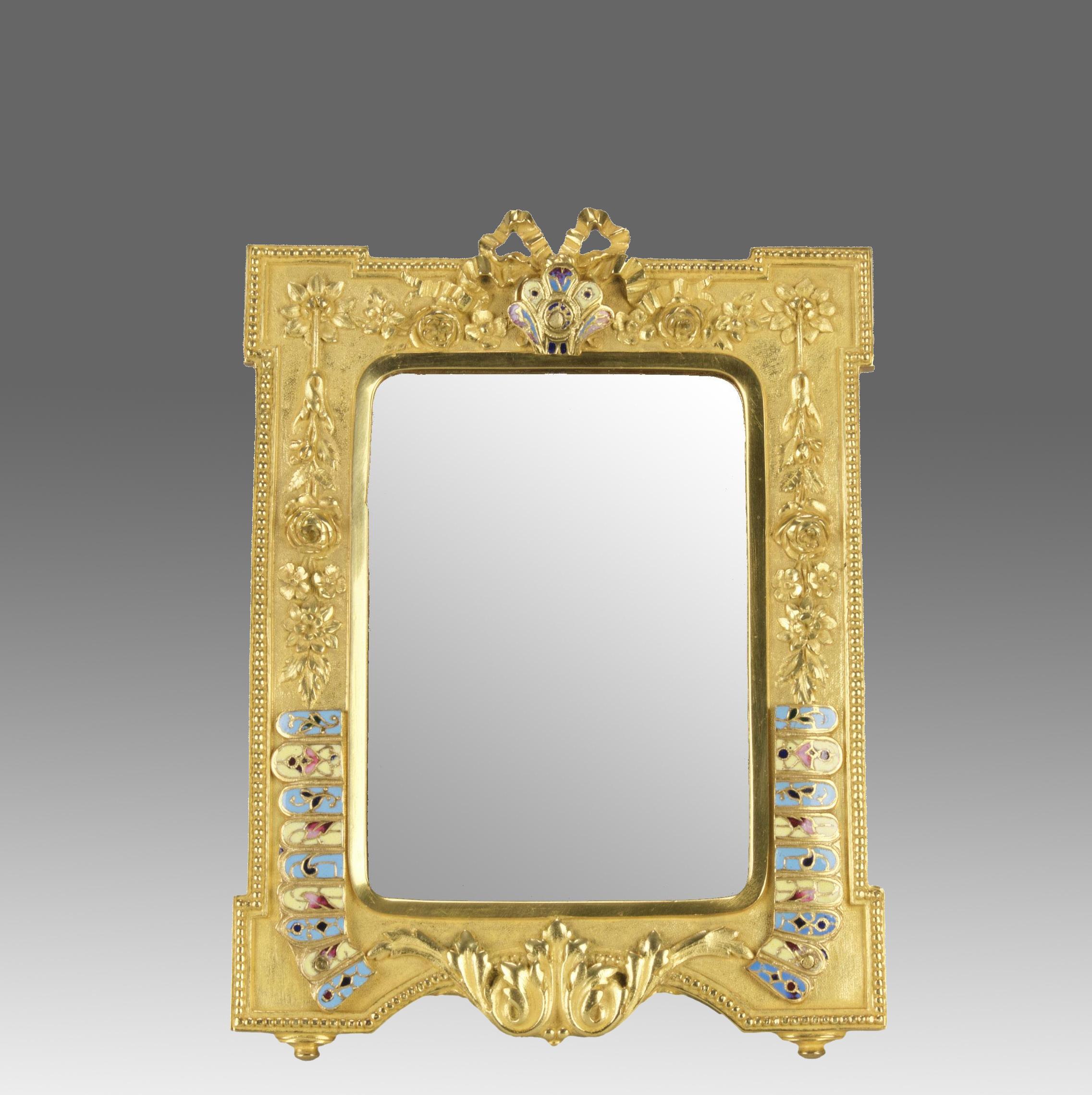 Magnifique cadre de photoraphie en bronze doré de la fin du XIXe siècle, décoré d'un motif floral rehaussé d'une bordure émaillée peinte à la main.

INFORMATIONS COMPLÉMENTAIRES
Hauteur :                                      21.5 cm                 